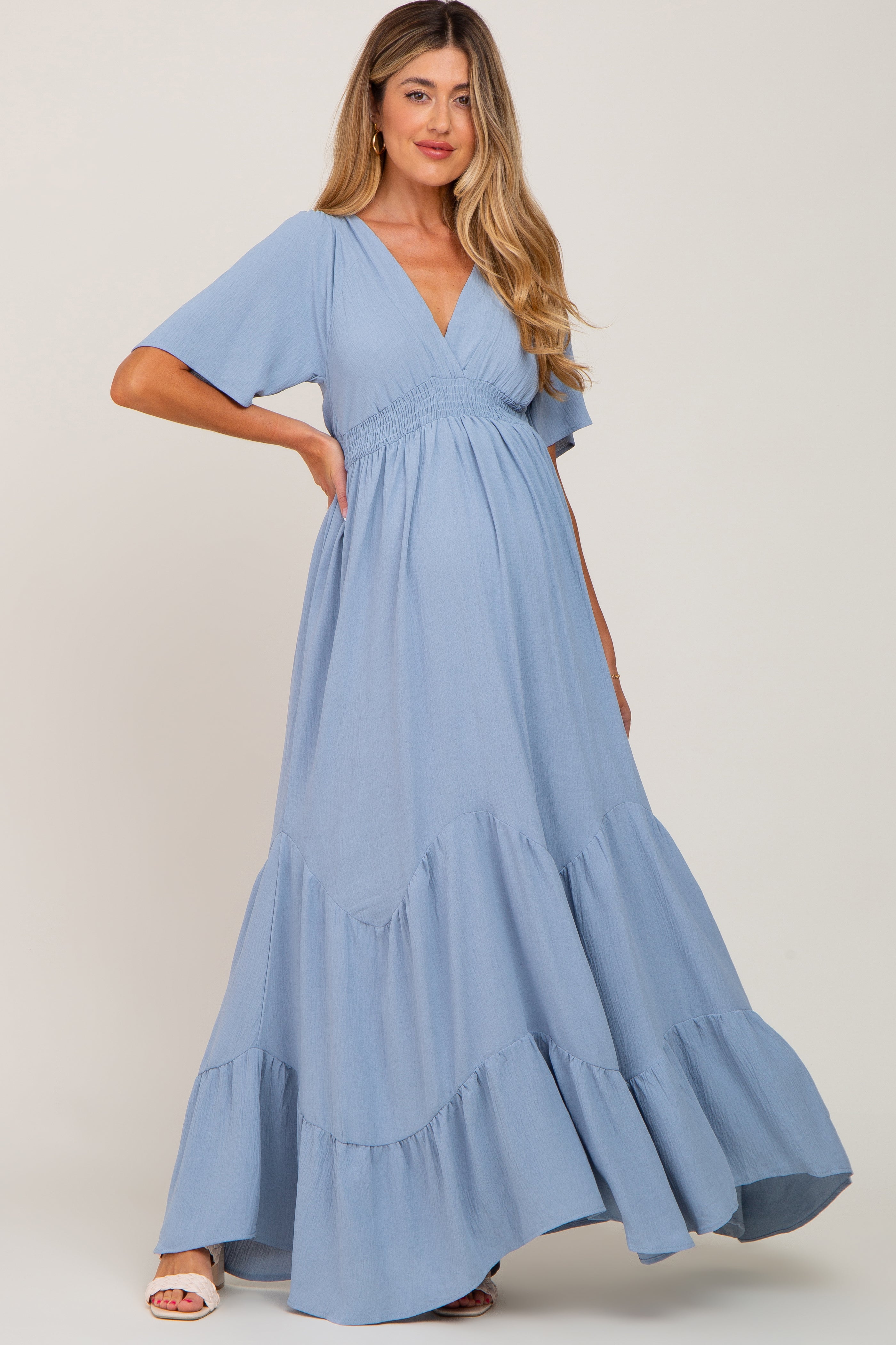 Umstands-Maxikleid in Hellblau mit tiefem V-Ausschnitt