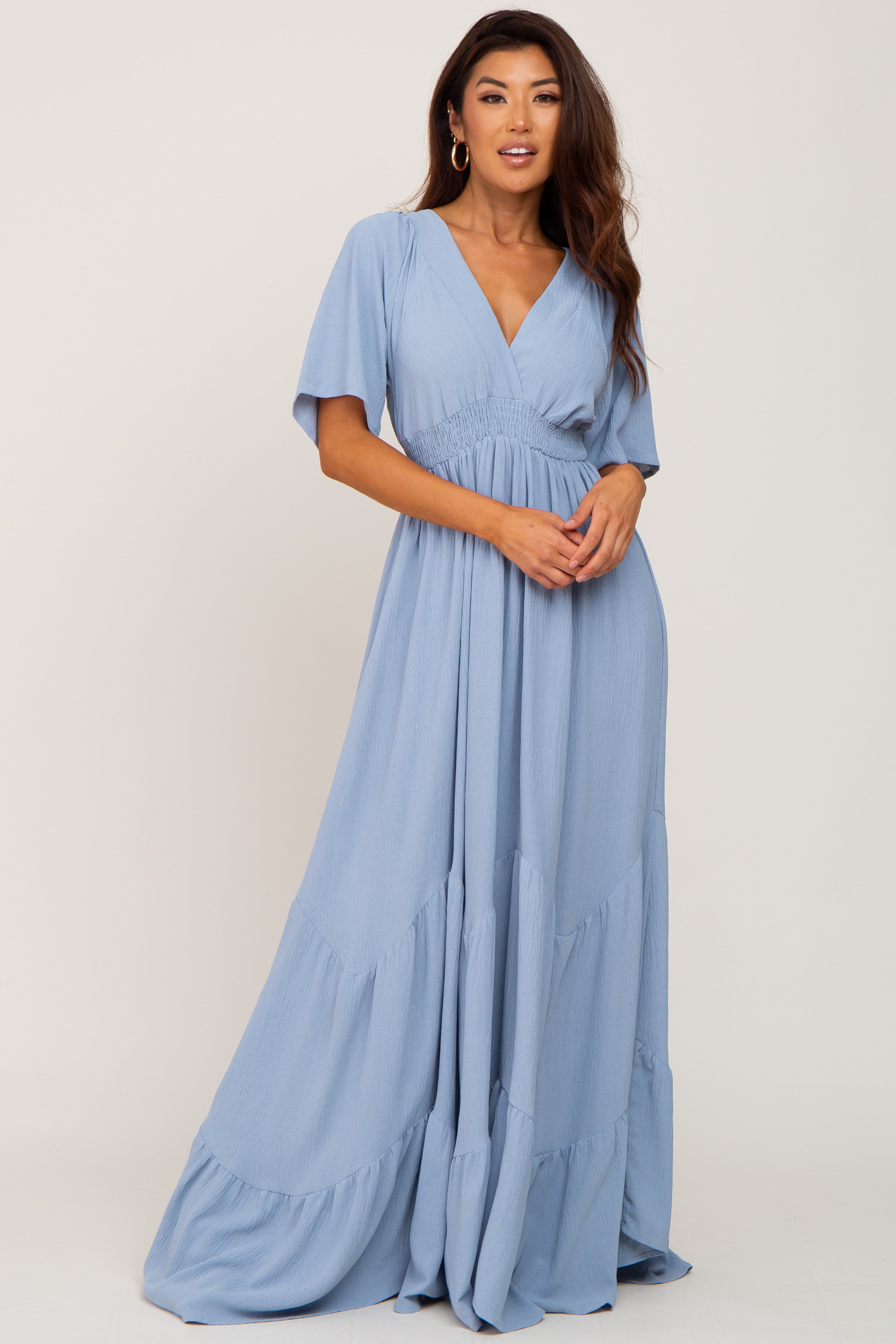 Umstands-Maxikleid in Hellblau mit tiefem V-Ausschnitt