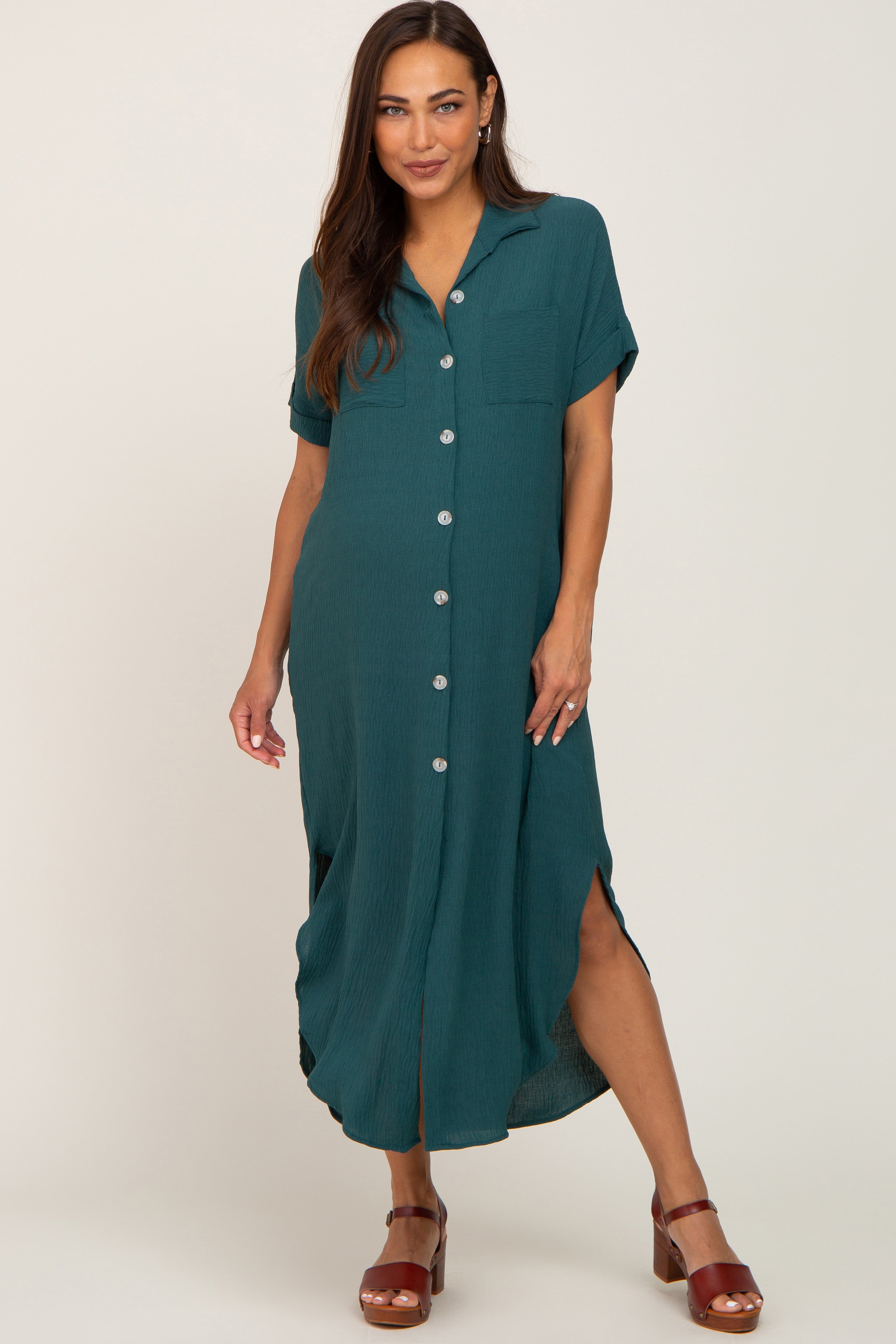 Umstandsmaxikleid mit durchgehender Knopfleiste und Vokuhila-Saum in Waldgrün
