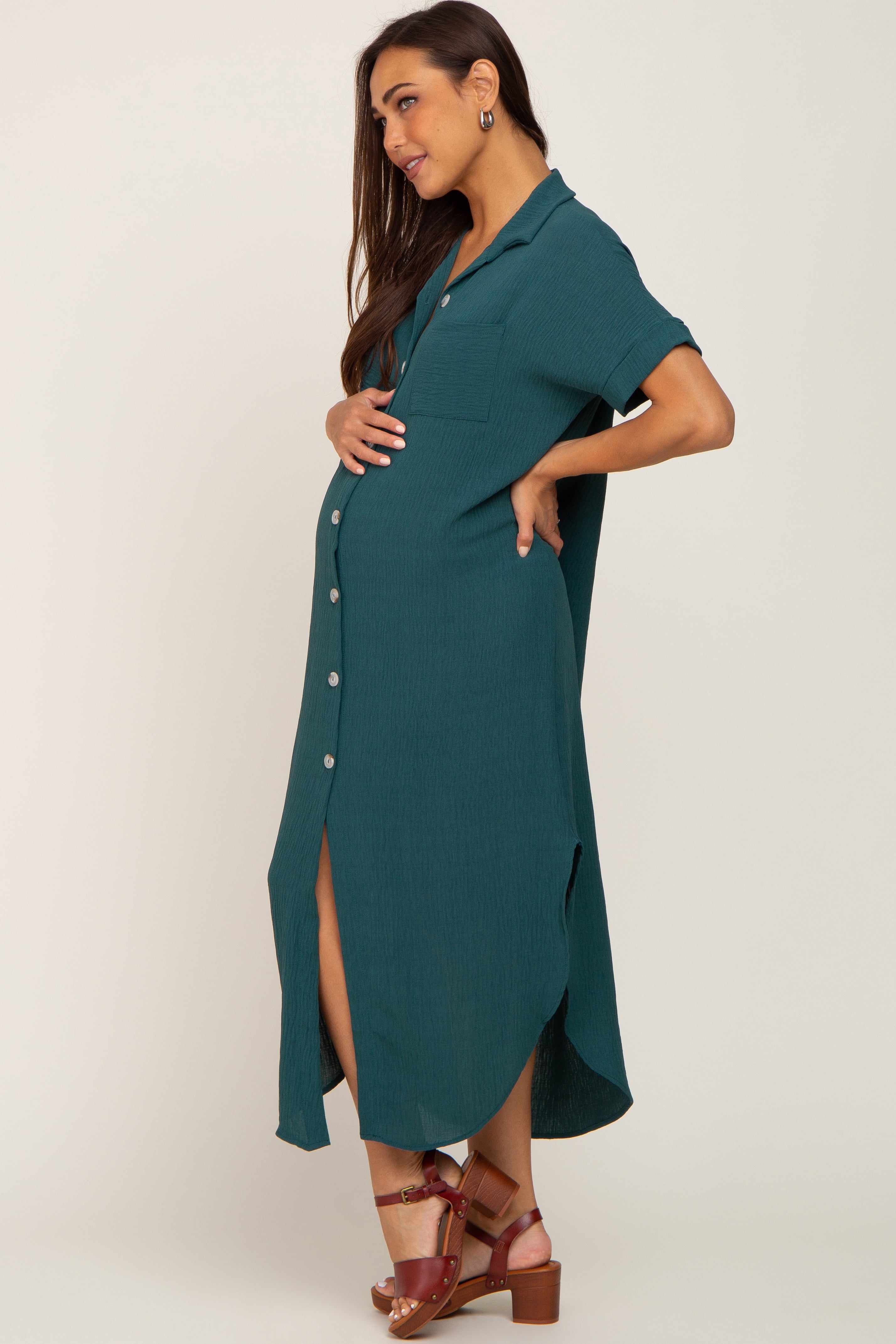 Umstandsmaxikleid mit durchgehender Knopfleiste und Vokuhila-Saum in Waldgrün