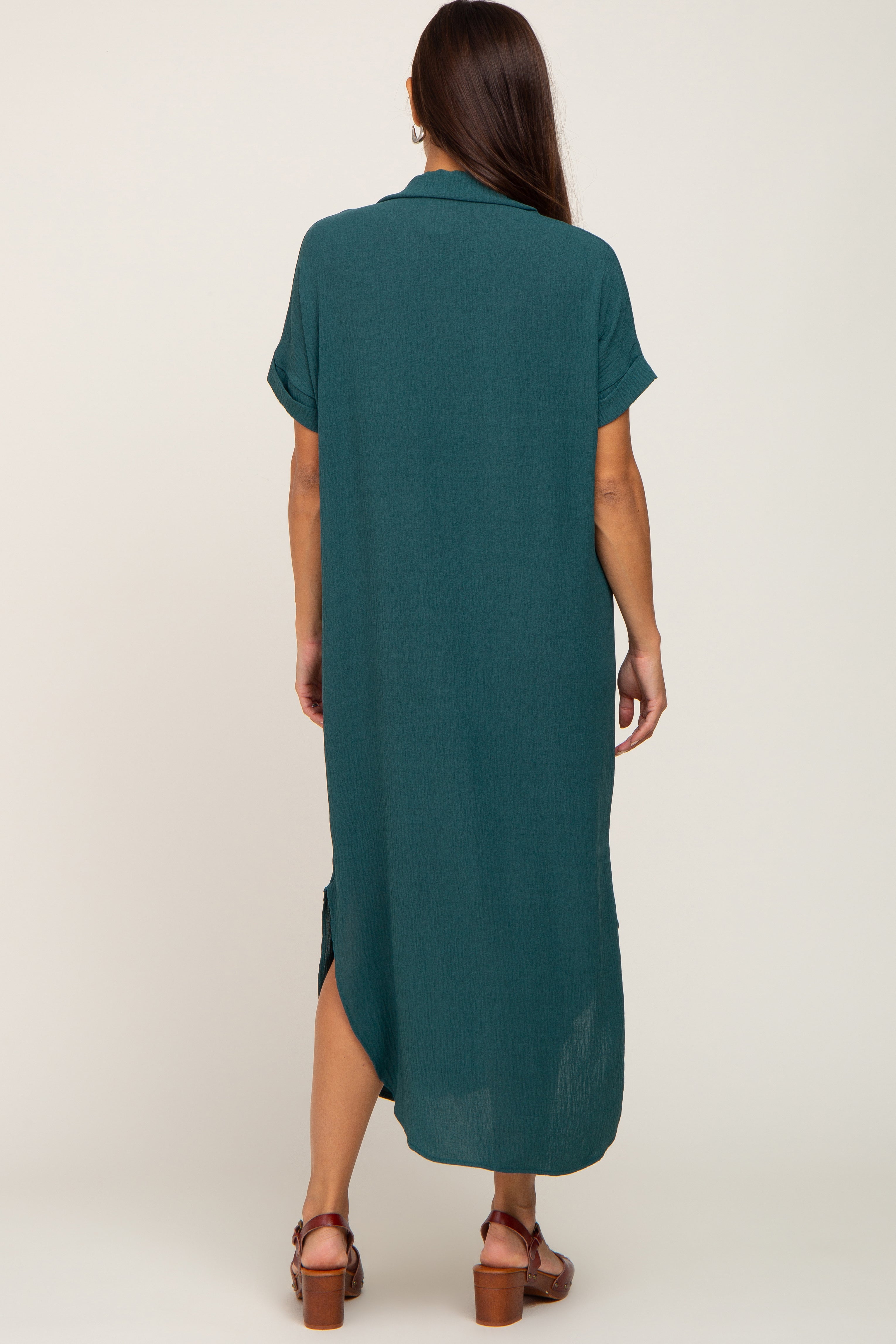 Umstandsmaxikleid mit durchgehender Knopfleiste und Vokuhila-Saum in Waldgrün