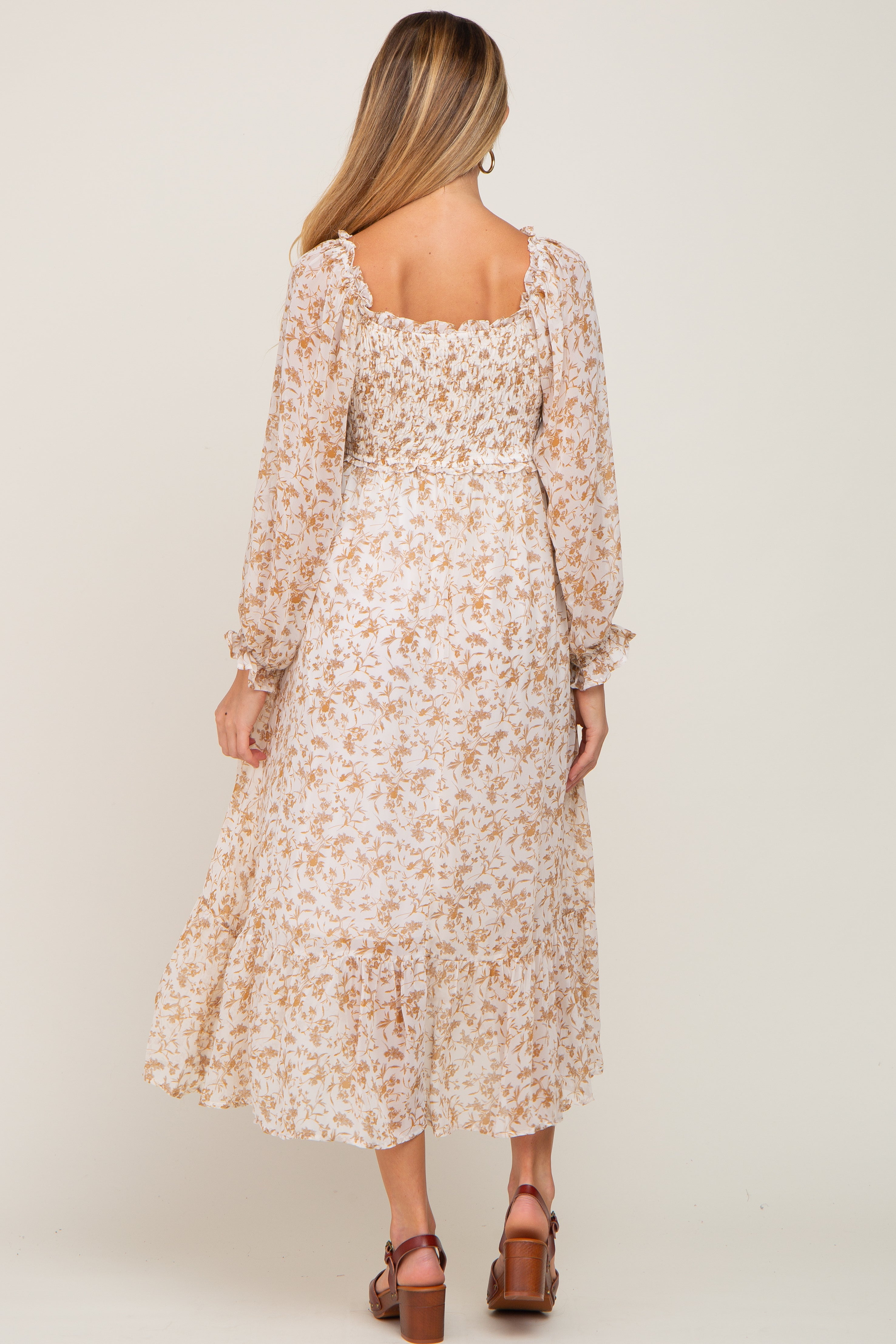 Umstandsmaxikleid aus Chiffon mit floralem Muster und Volants in Elfenbein