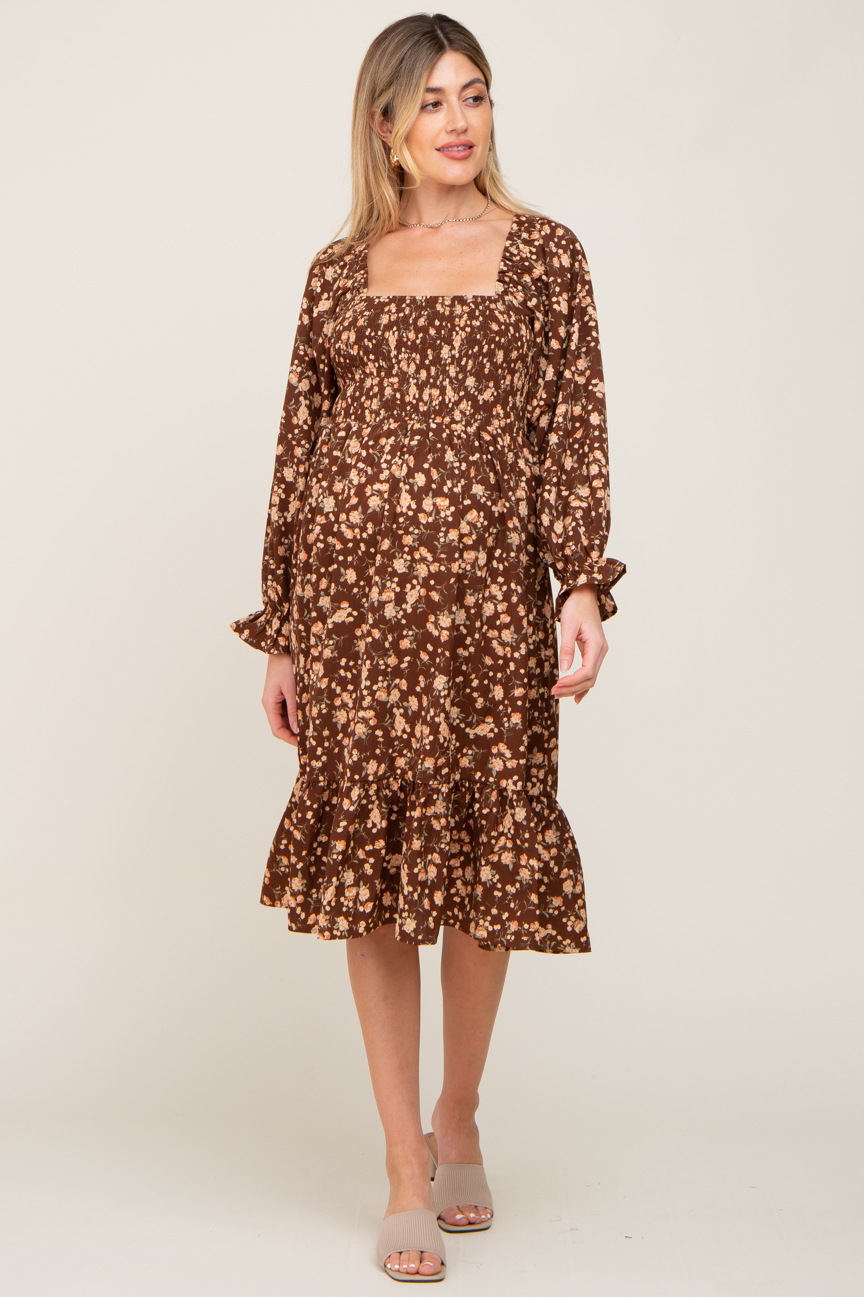 umstands-midikleid-mit-floralem-muster-und-langen-armeln-in-braun