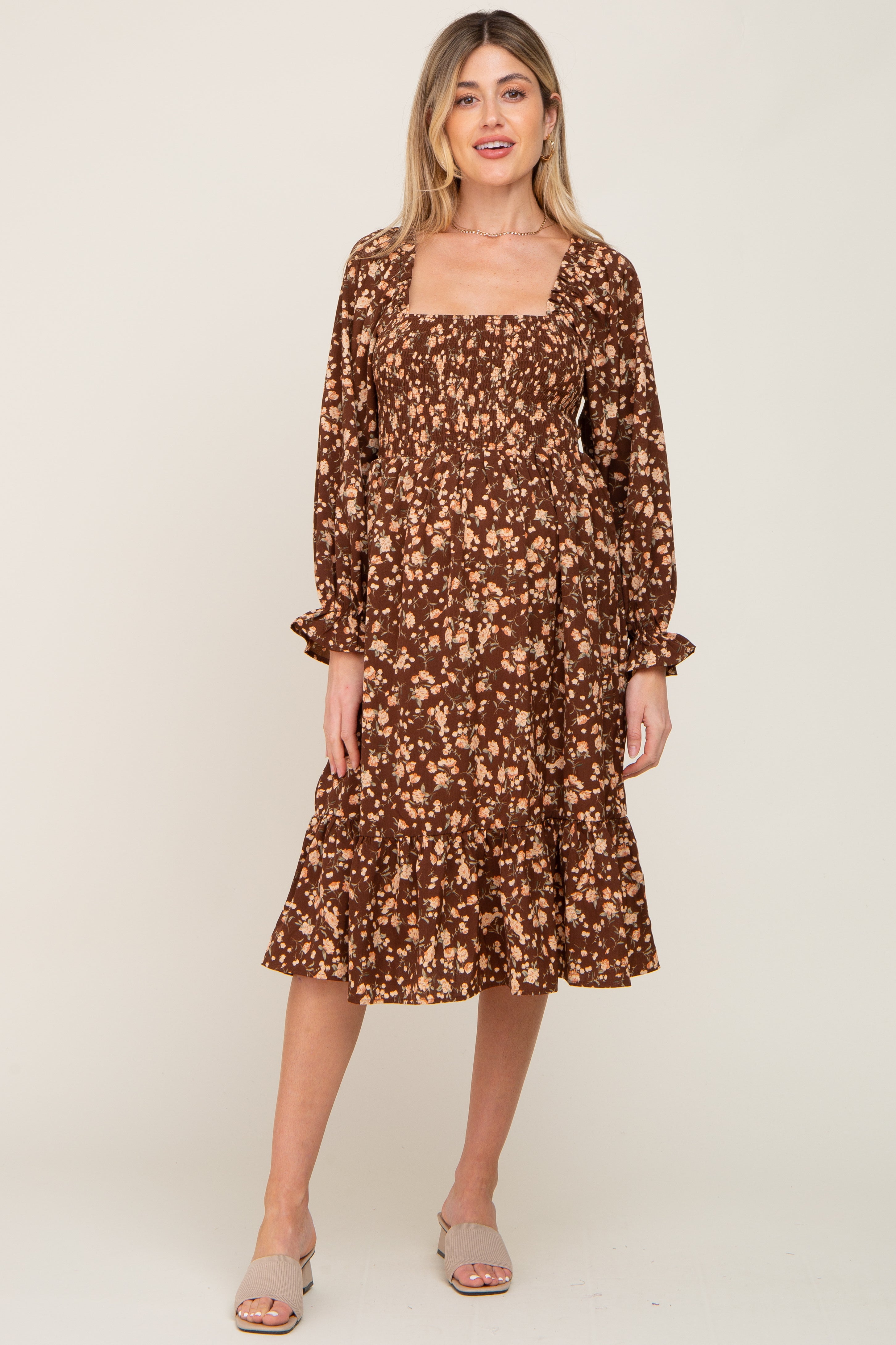 umstands-midikleid-mit-floralem-muster-und-langen-armeln-in-braun