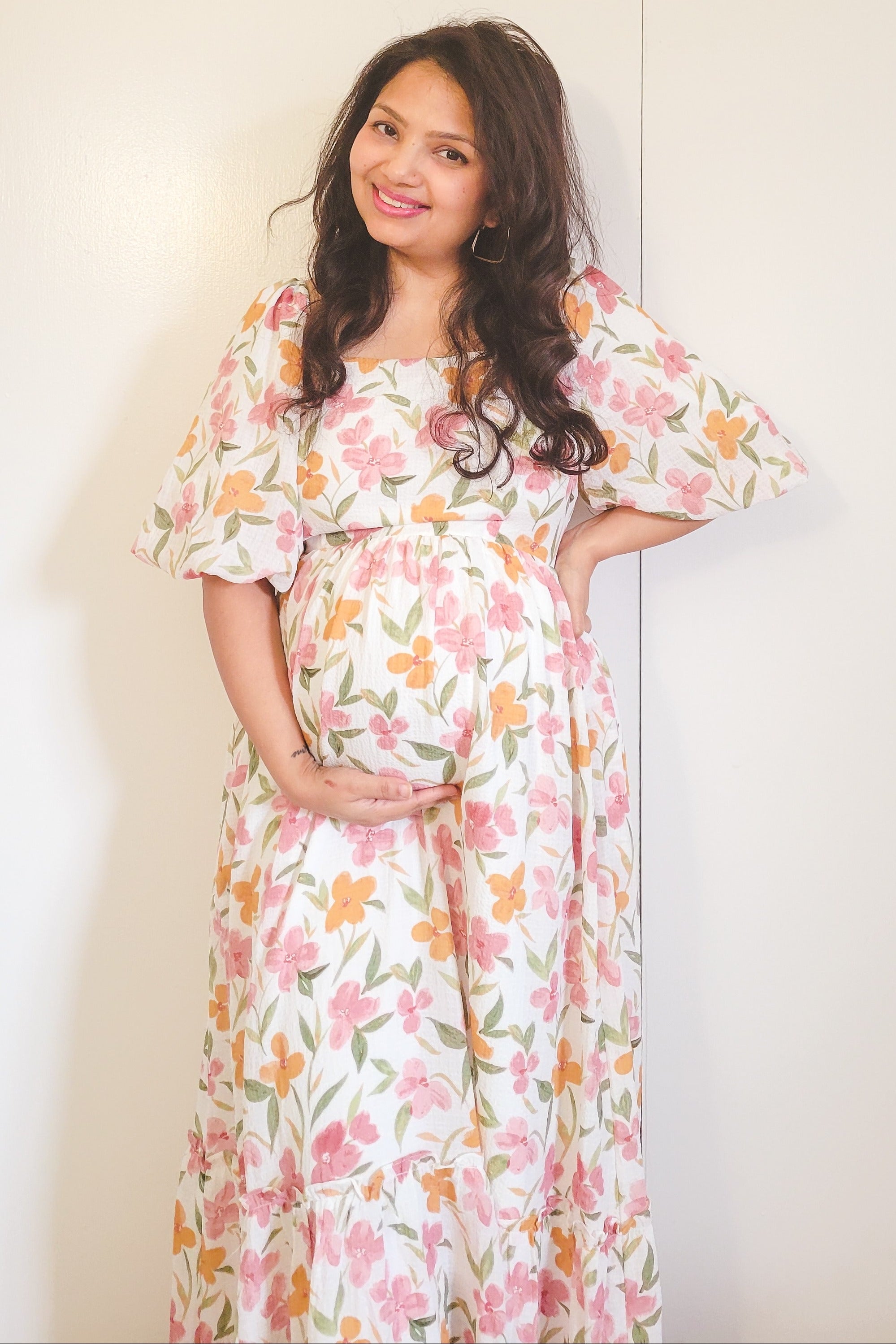 Umstandsmaxikleid mit Blumenmuster und Puffärmeln