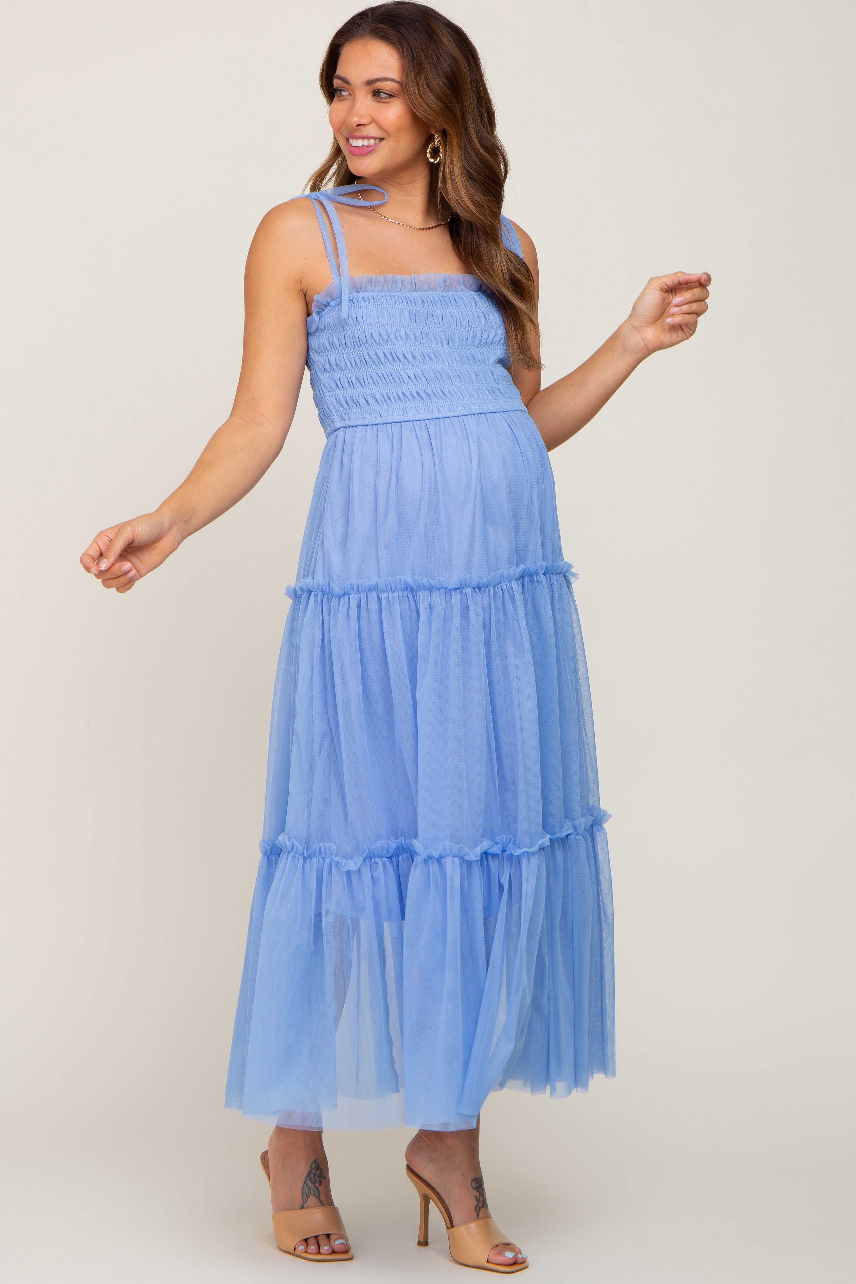 Umstands-Midikleid mit gesmoktem Mesh in Hellblau