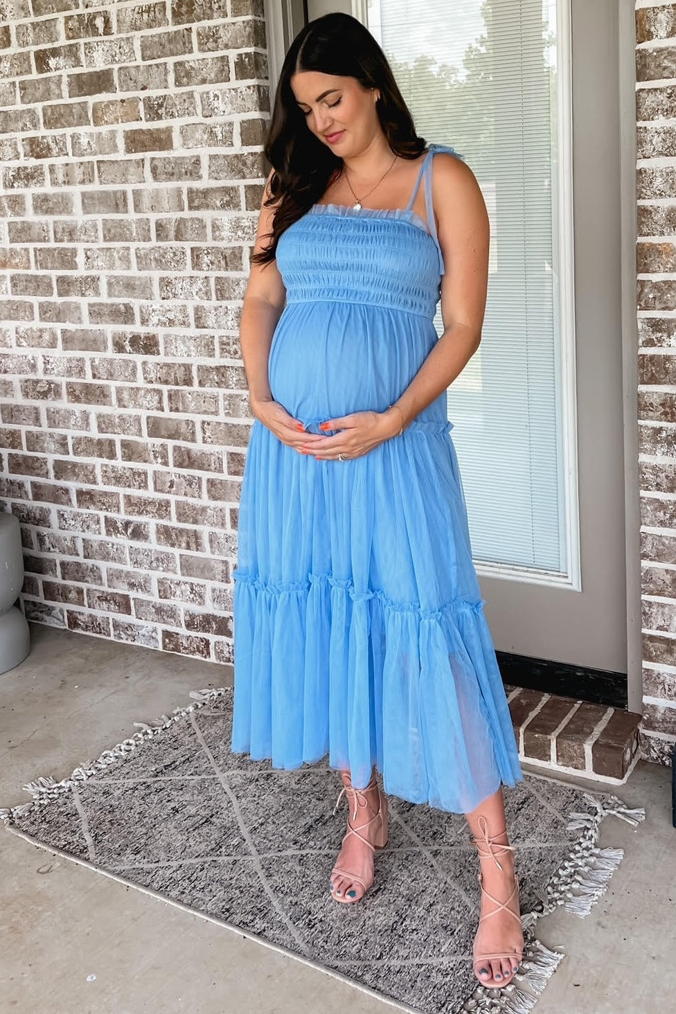 Umstands-Midikleid mit gesmoktem Mesh in Hellblau