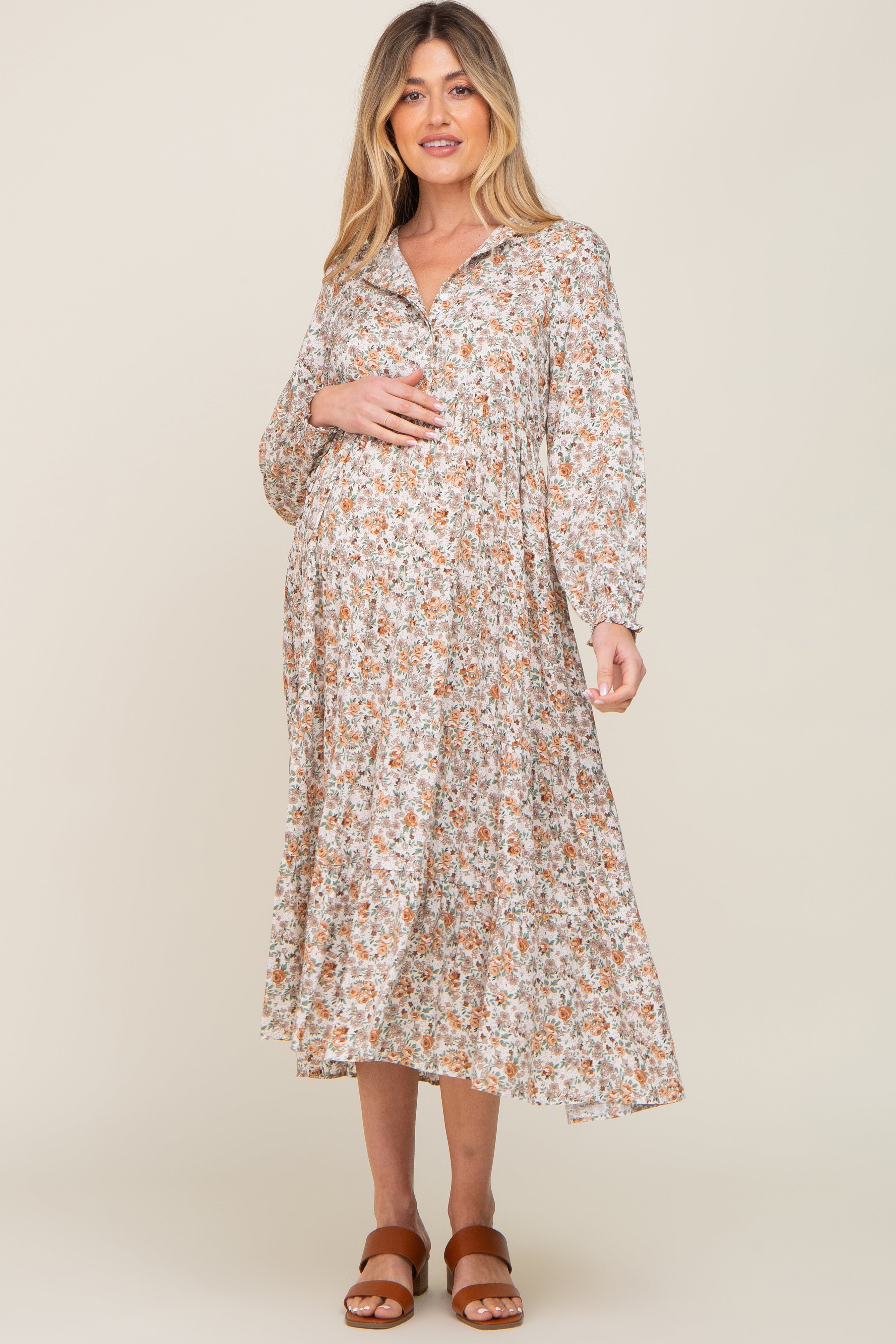 Gestuftes Umstands-Midikleid mit Blumenmuster, Knopfleiste und langen Ärmeln