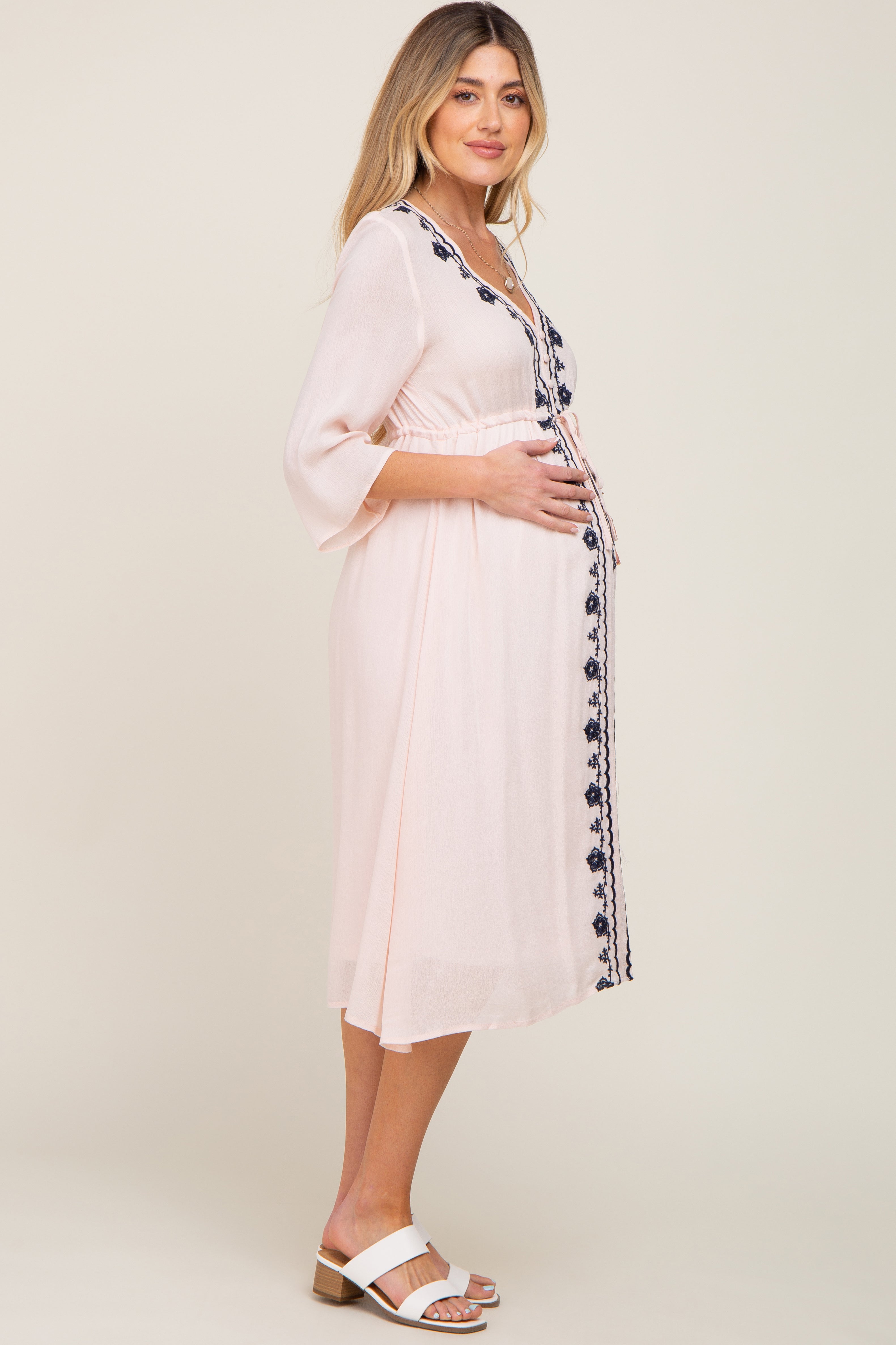 Umstands-Midikleid mit floraler Stickerei und 3/4-Ärmeln in Zartrosa