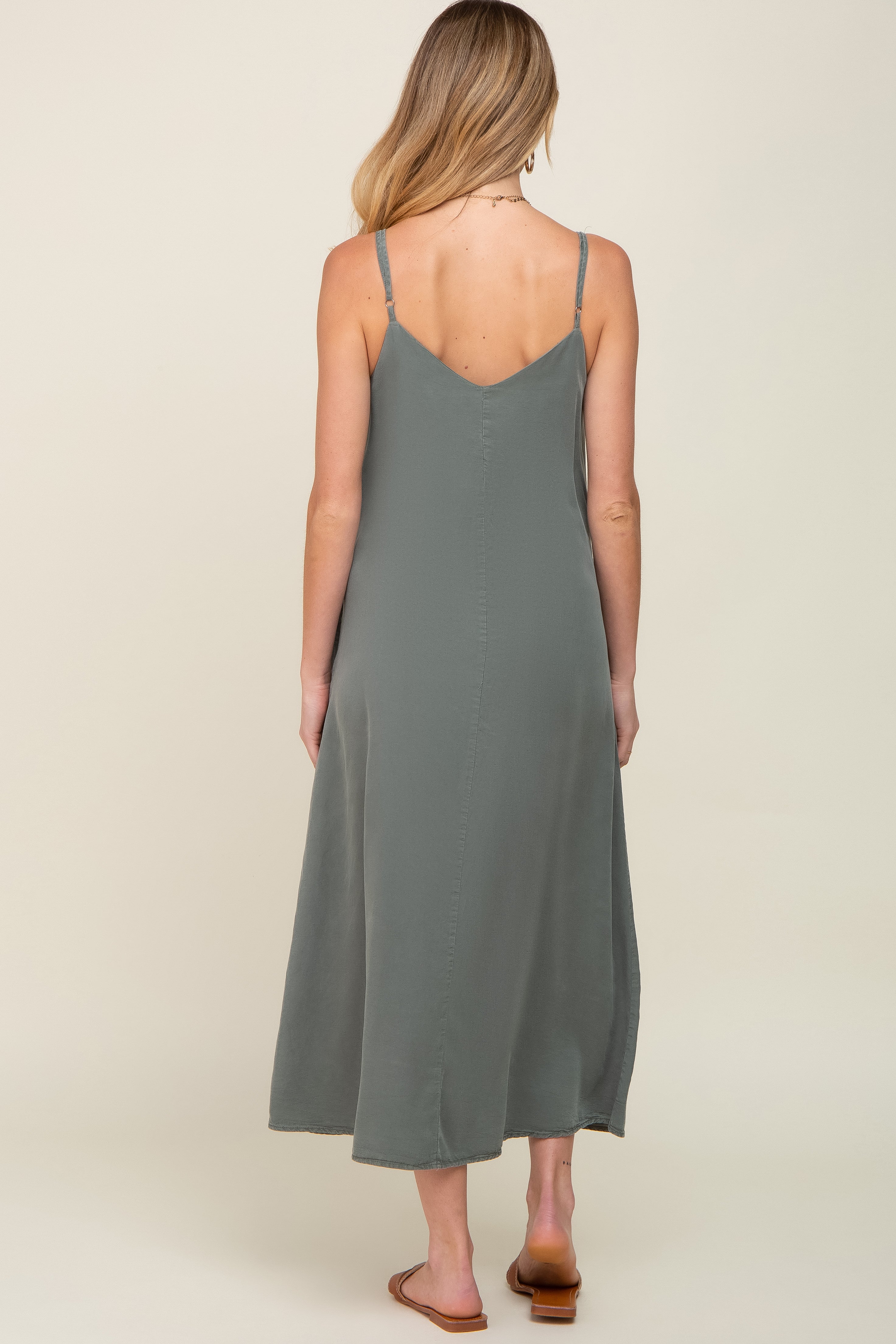 Umstands-Trägerkleid in Midi-Länge mit Knopfleiste