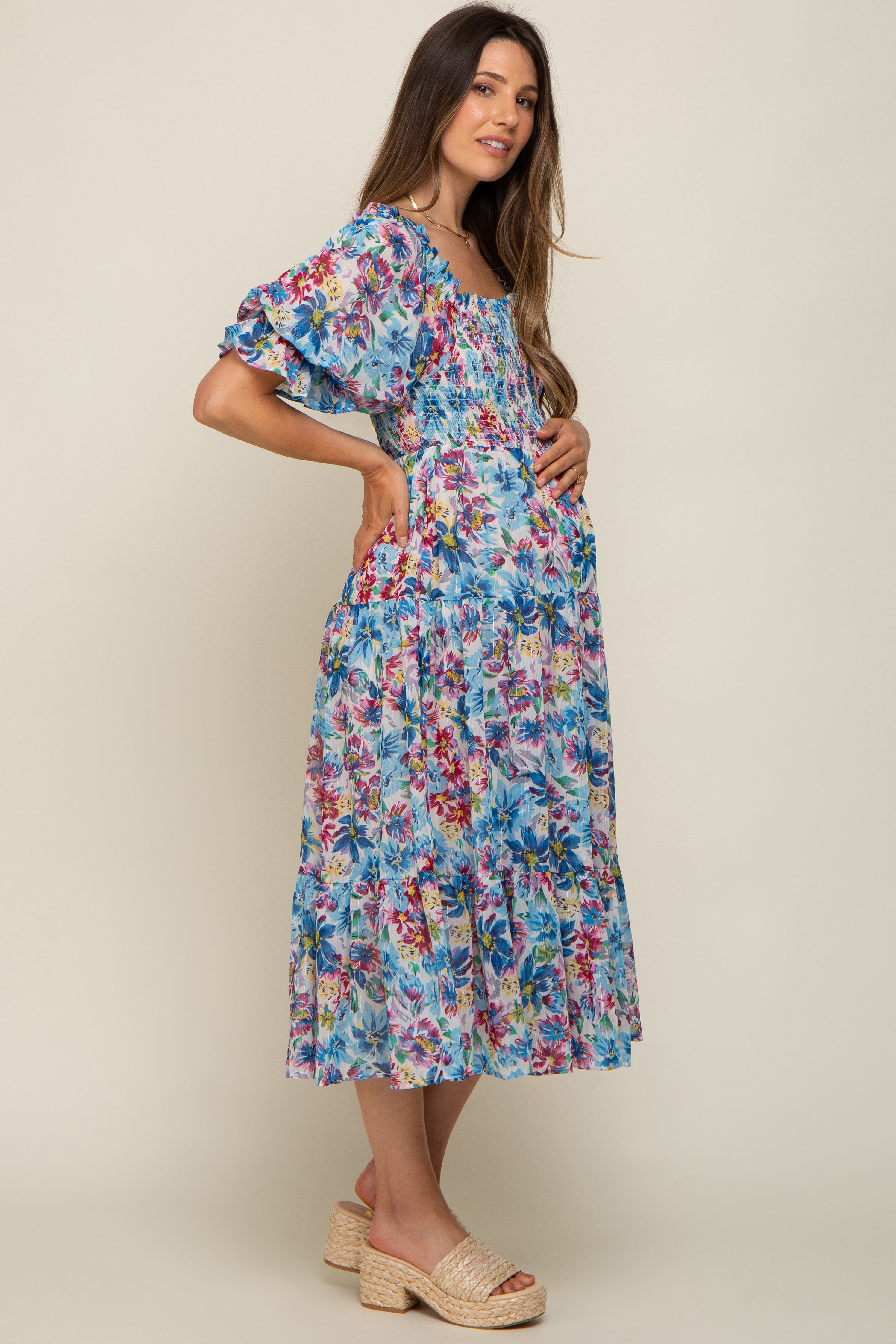Geblümtes Umstands-Midikleid aus schimmerndem Chiffon mit Rüschen und Smok