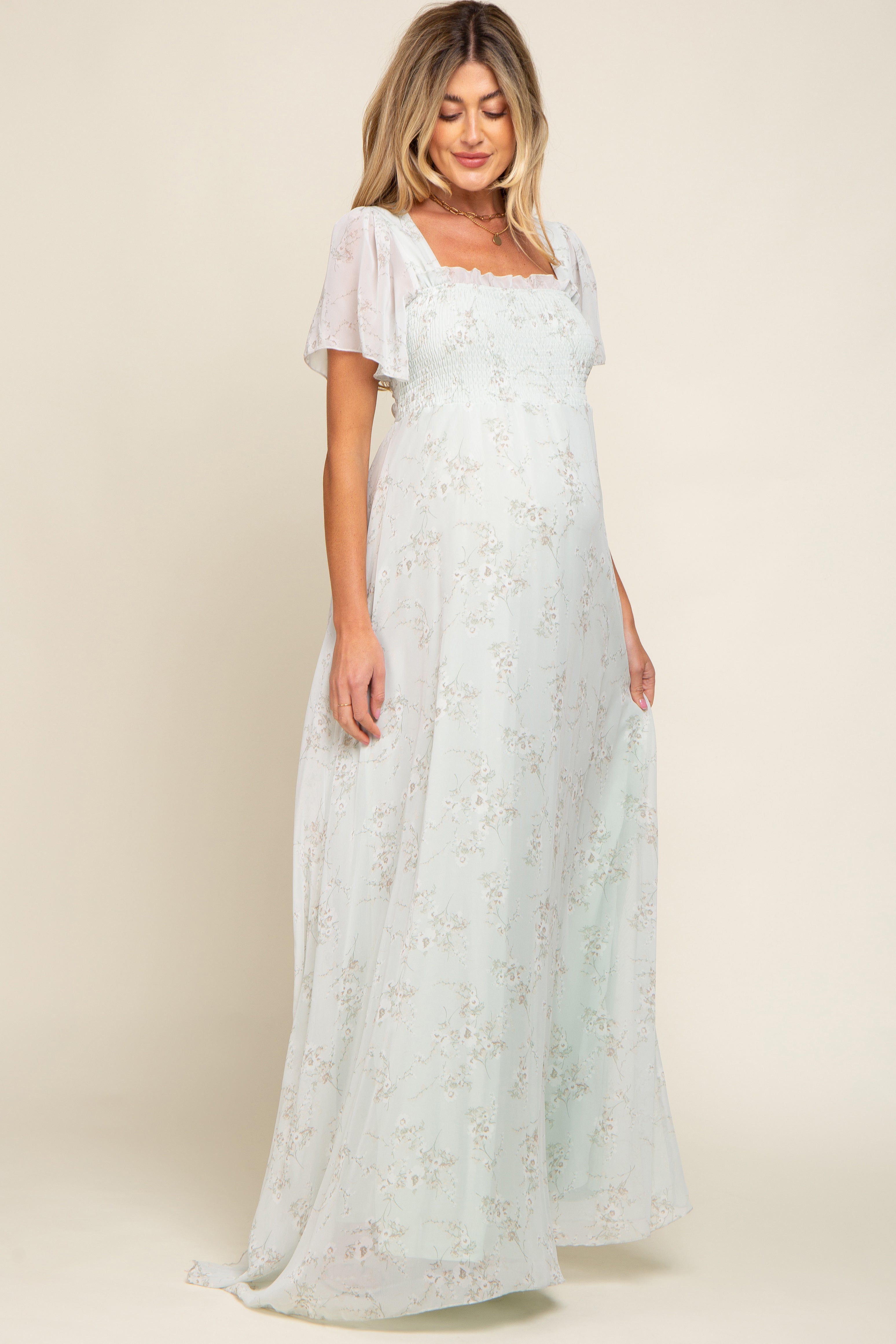 Geblümtes Umstandsmaxikleid aus Chiffon mit Smok in Mintgrün