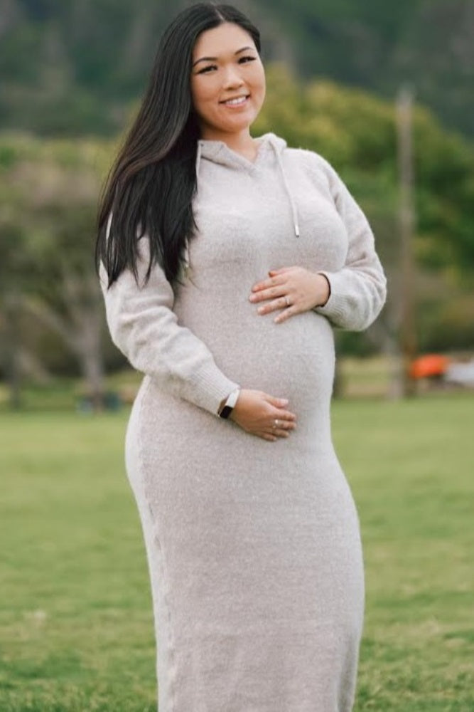 Umstands-Pullover-Midikleid mit Kapuze in Beige