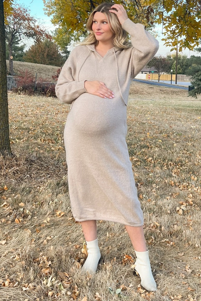 Umstands-Pullover-Midikleid mit Kapuze in Beige