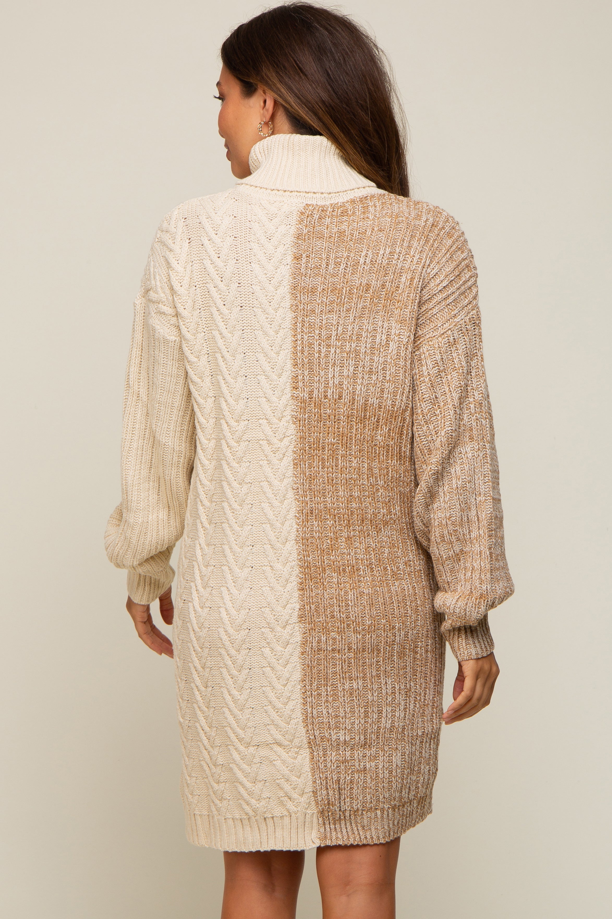 Umstands-Pulloverkleid mit Rollkragen und Colour-Blocking in Taupe