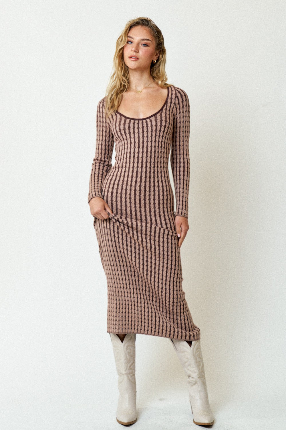 Tailliertes Umstands-Midikleid aus Zopfstrick in Braun