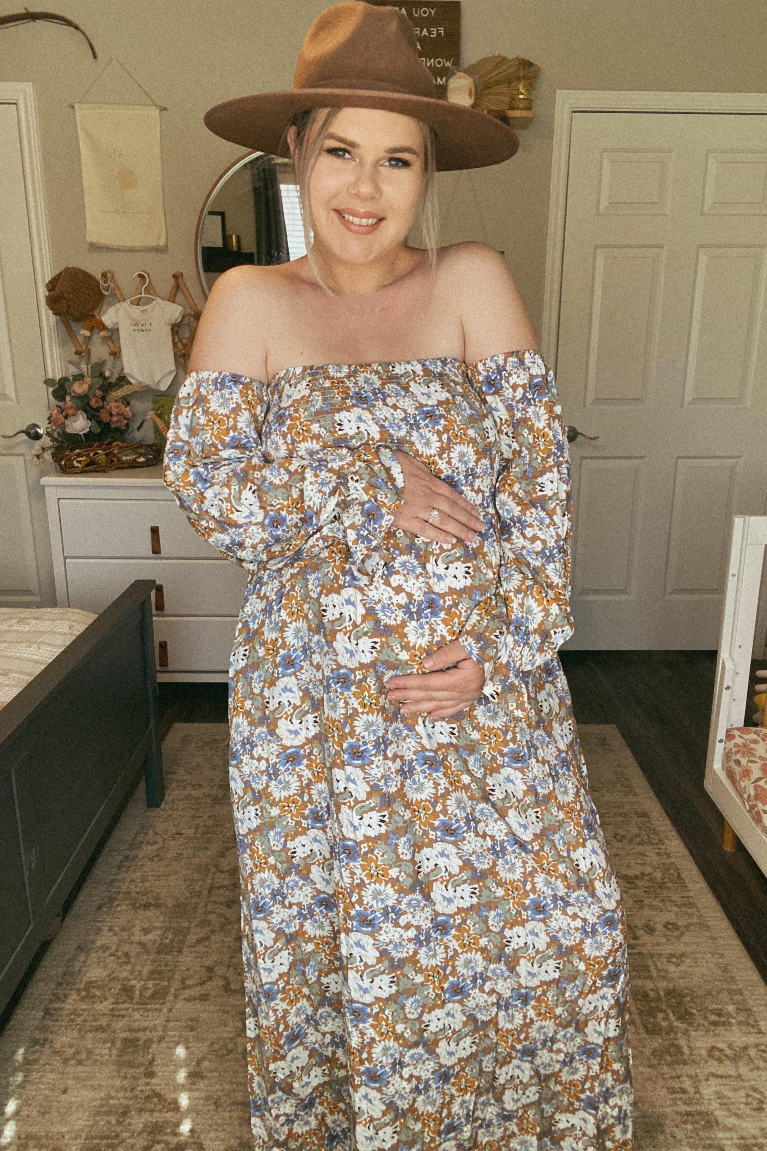 Umstandsmaxikleid mit Blumenmuster, Smok und Off-Shoulder-Design in Taupe