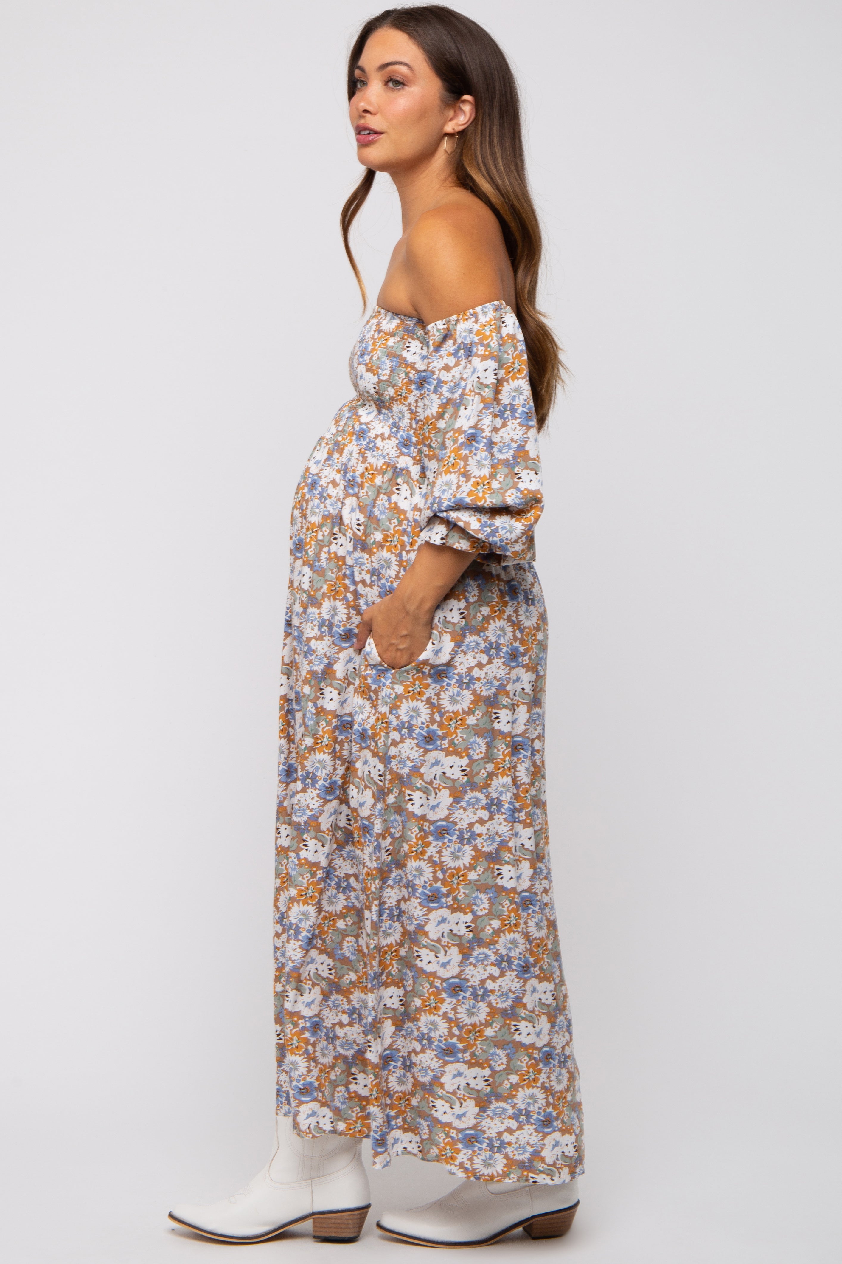 Umstandsmaxikleid mit Blumenmuster, Smok und Off-Shoulder-Design in Taupe