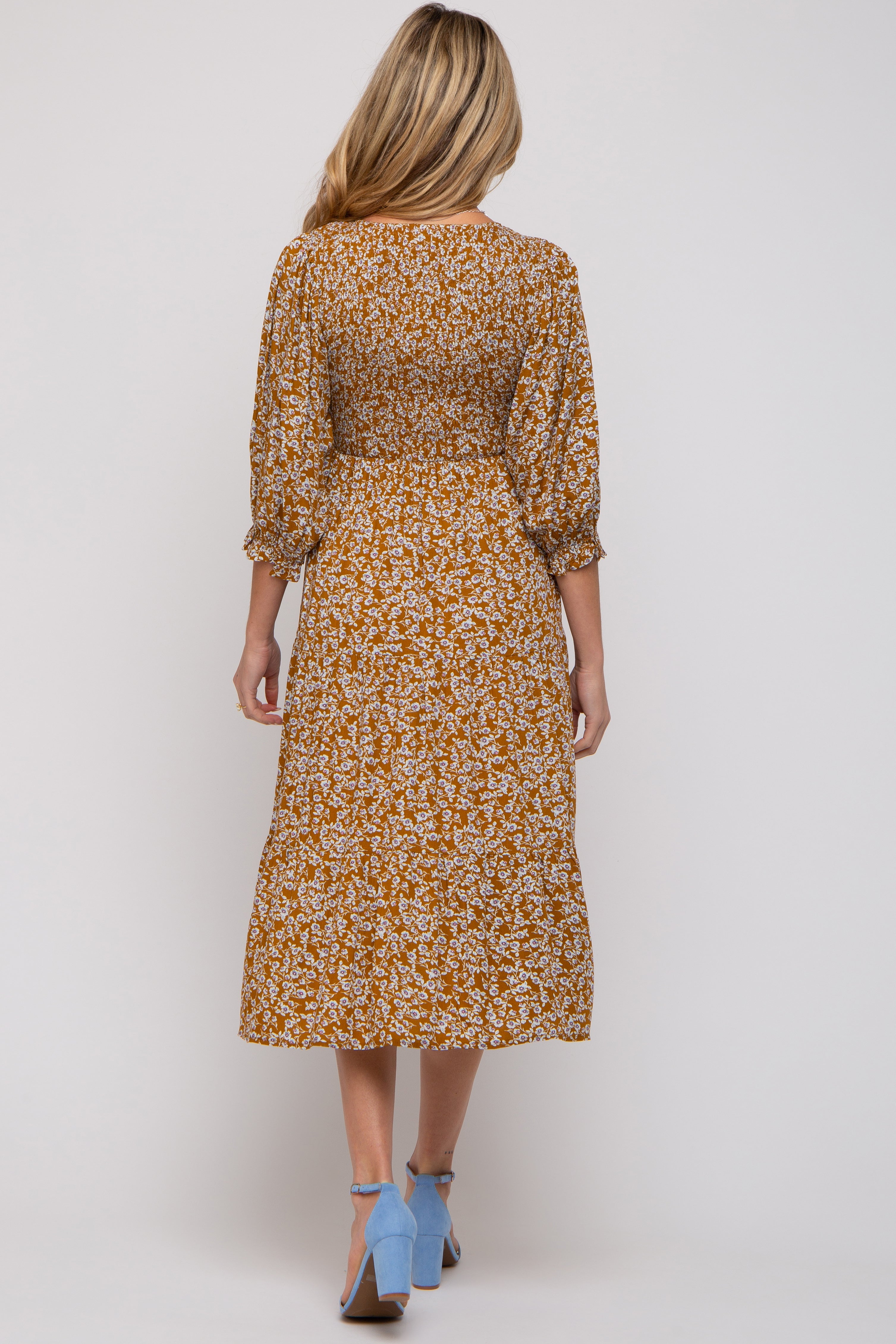 Umstands-Midikleid mit Blumenmuster, Smok und 3/4-Ärmeln in Camel