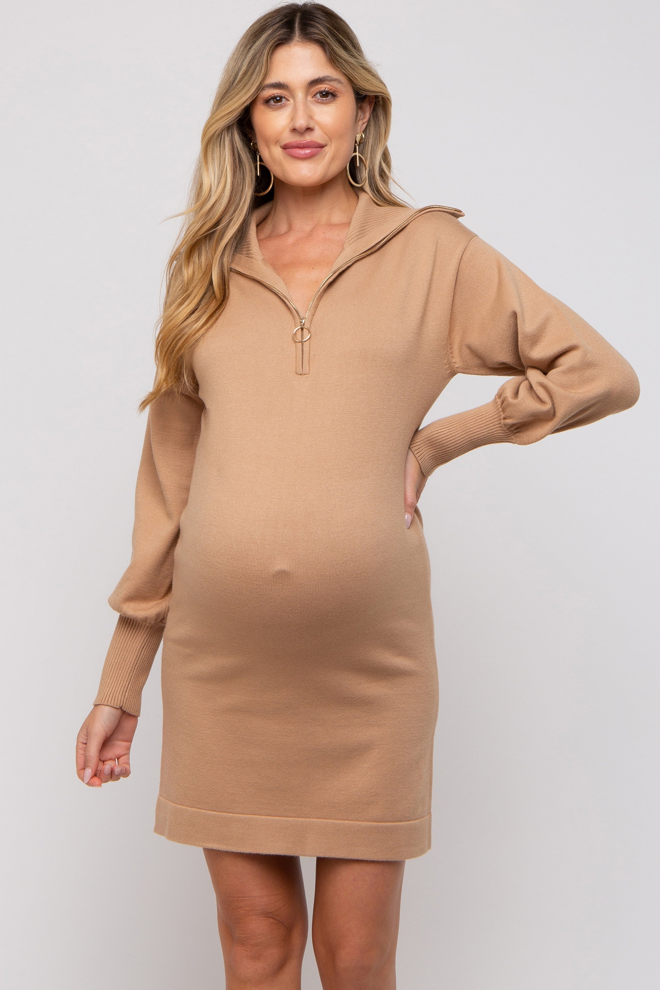 Umstands-Minikleid aus Strick mit halbem Reißverschluss in Taupe
