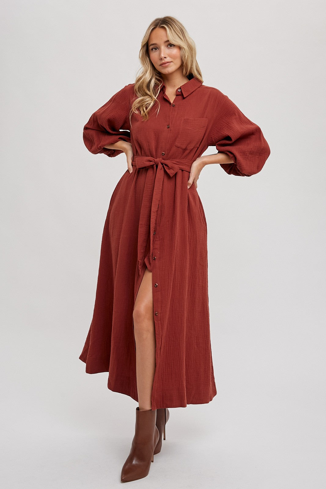 Umstands-Midikleid aus Gaze im Hemdblusenstil mit Gürtel in Rostbraun