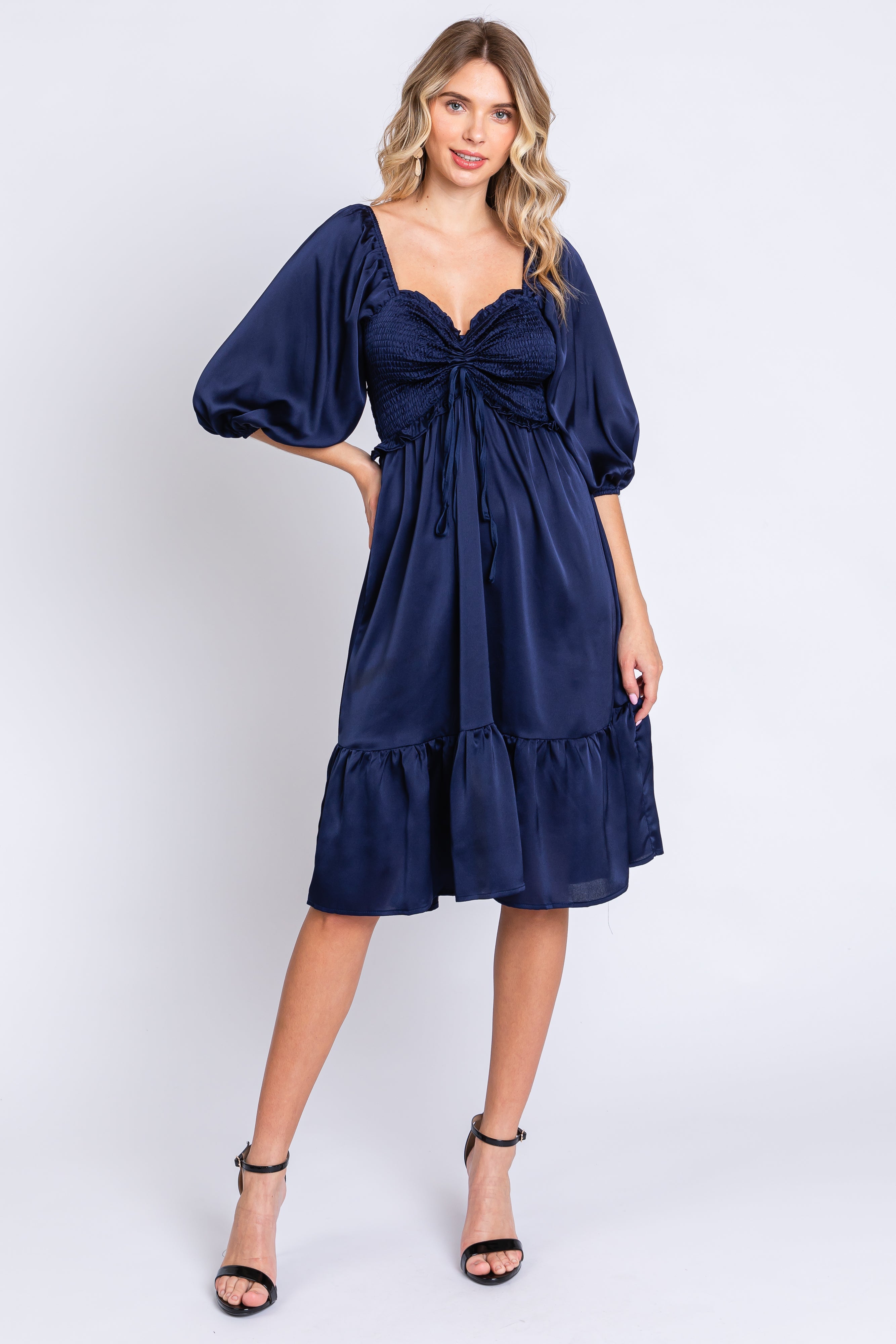 Umstandskleid aus Satin mit Smok-Detail und Volantsaum in Marineblau
