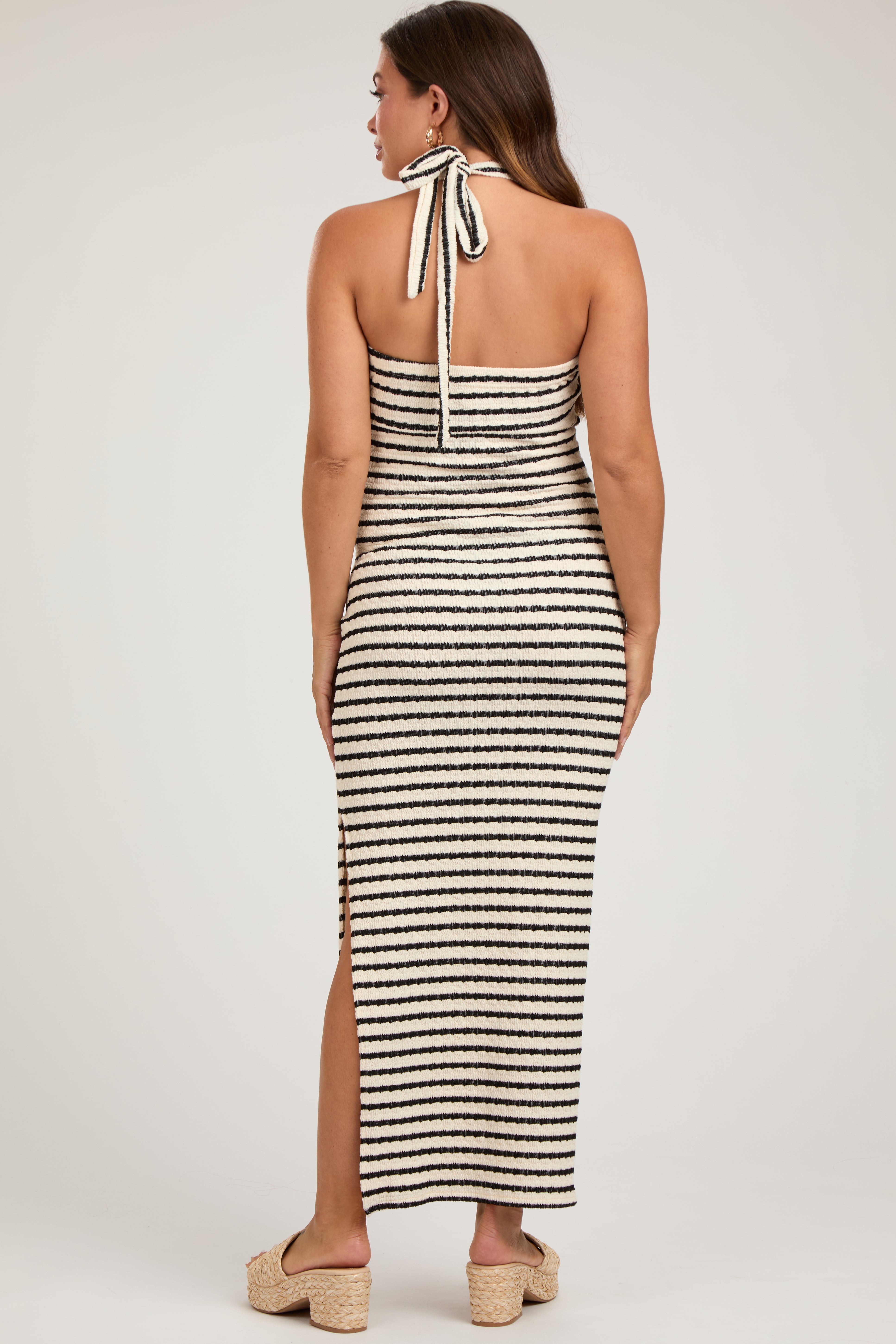 Gestreiftes Umstands-Midikleid mit Twist-Front und Neckholder