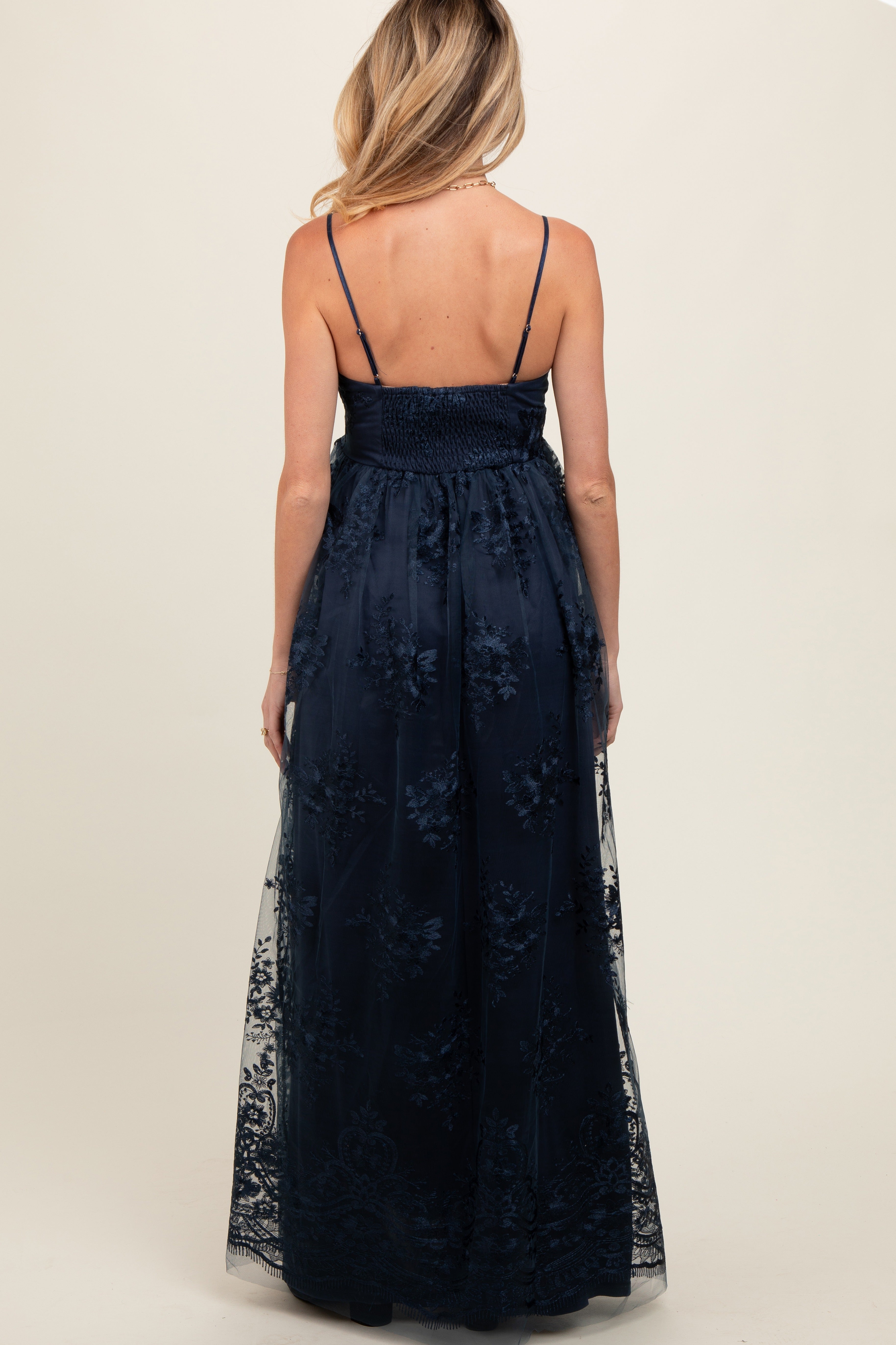 Umstands-Maxikleid mit Blumen-Spitzenüberwurf