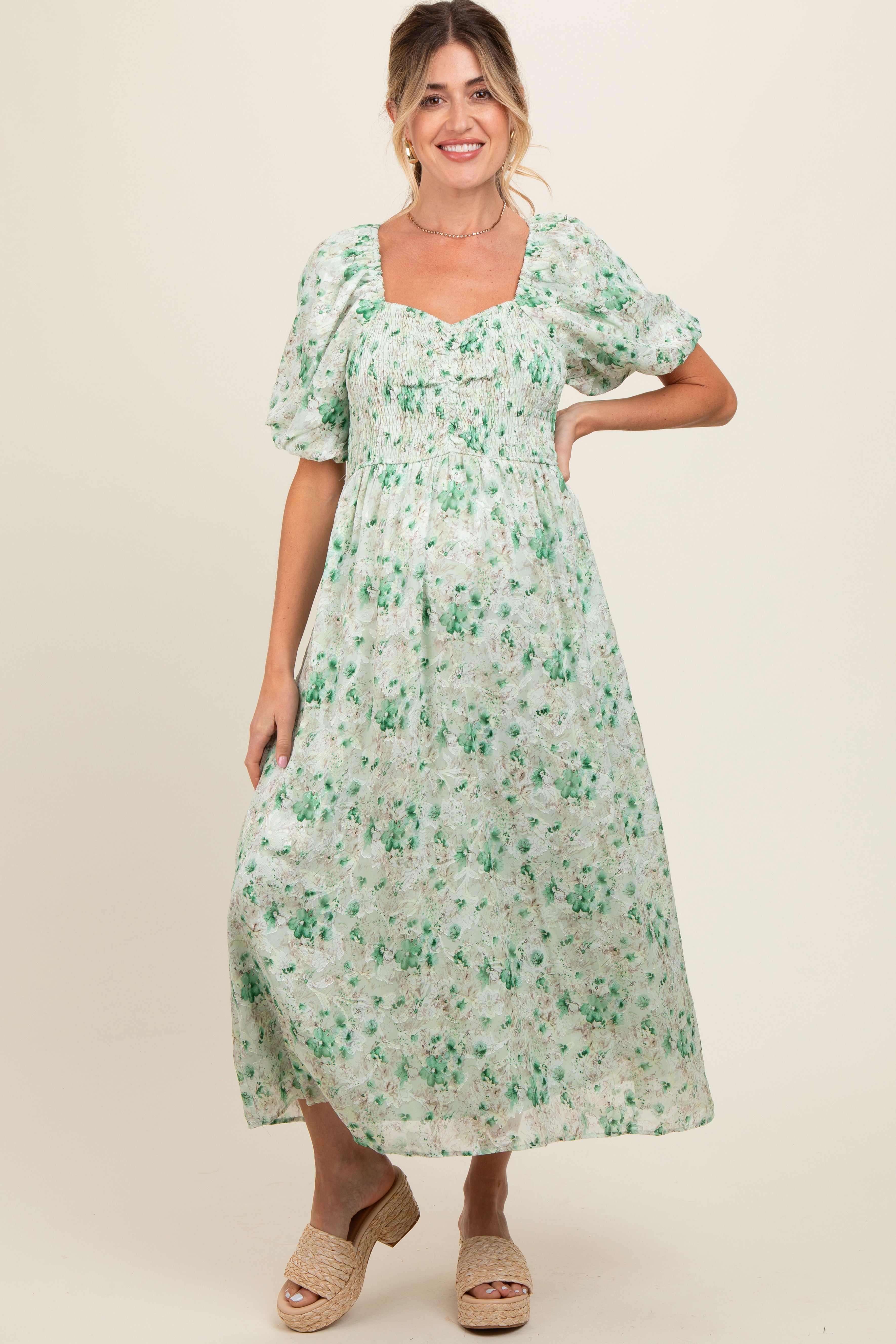 Umstands-Midikleid mit floralem Smok, Herzausschnitt und kurzen Puffärmeln