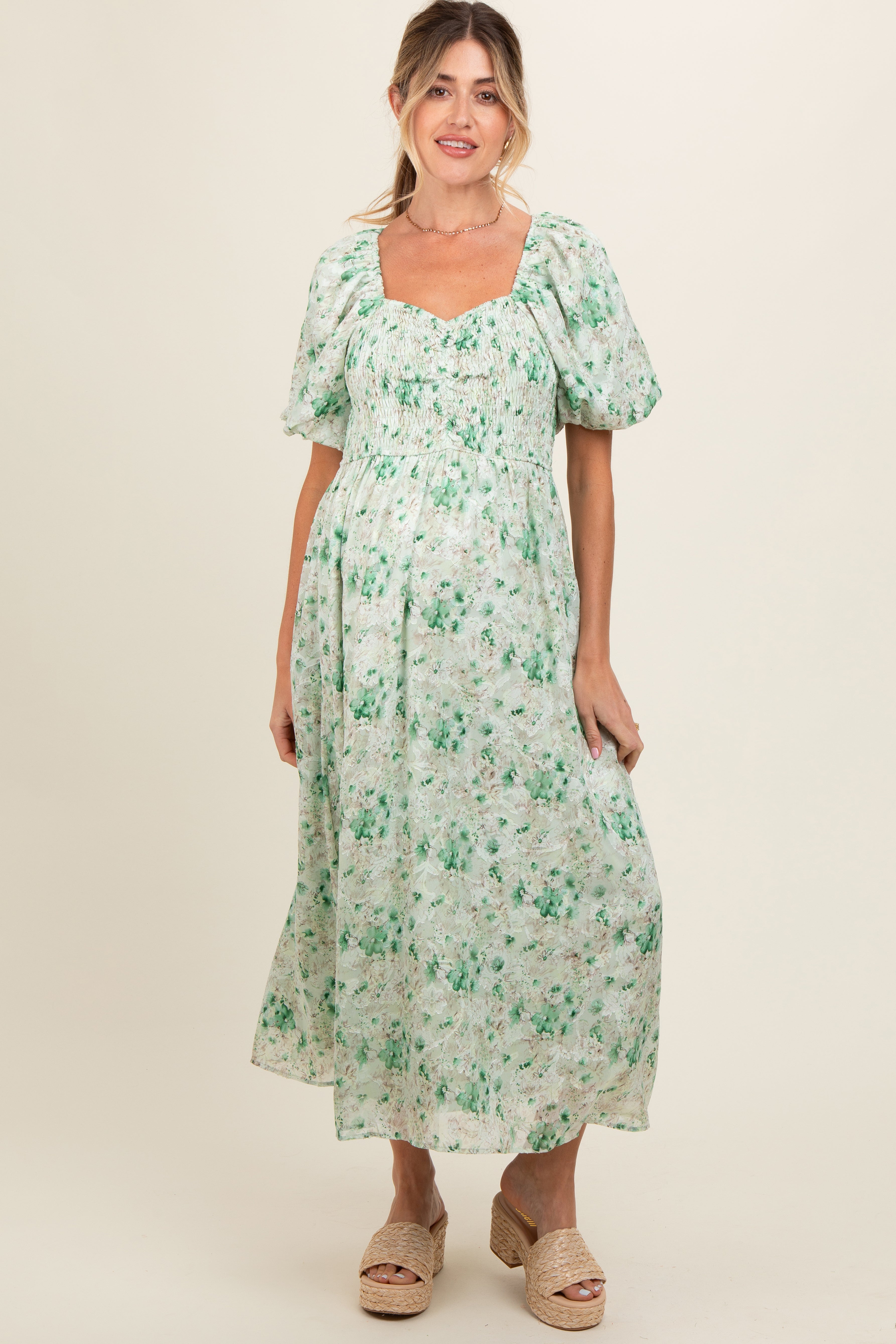 Umstands-Midikleid mit floralem Smok, Herzausschnitt und kurzen Puffärmeln