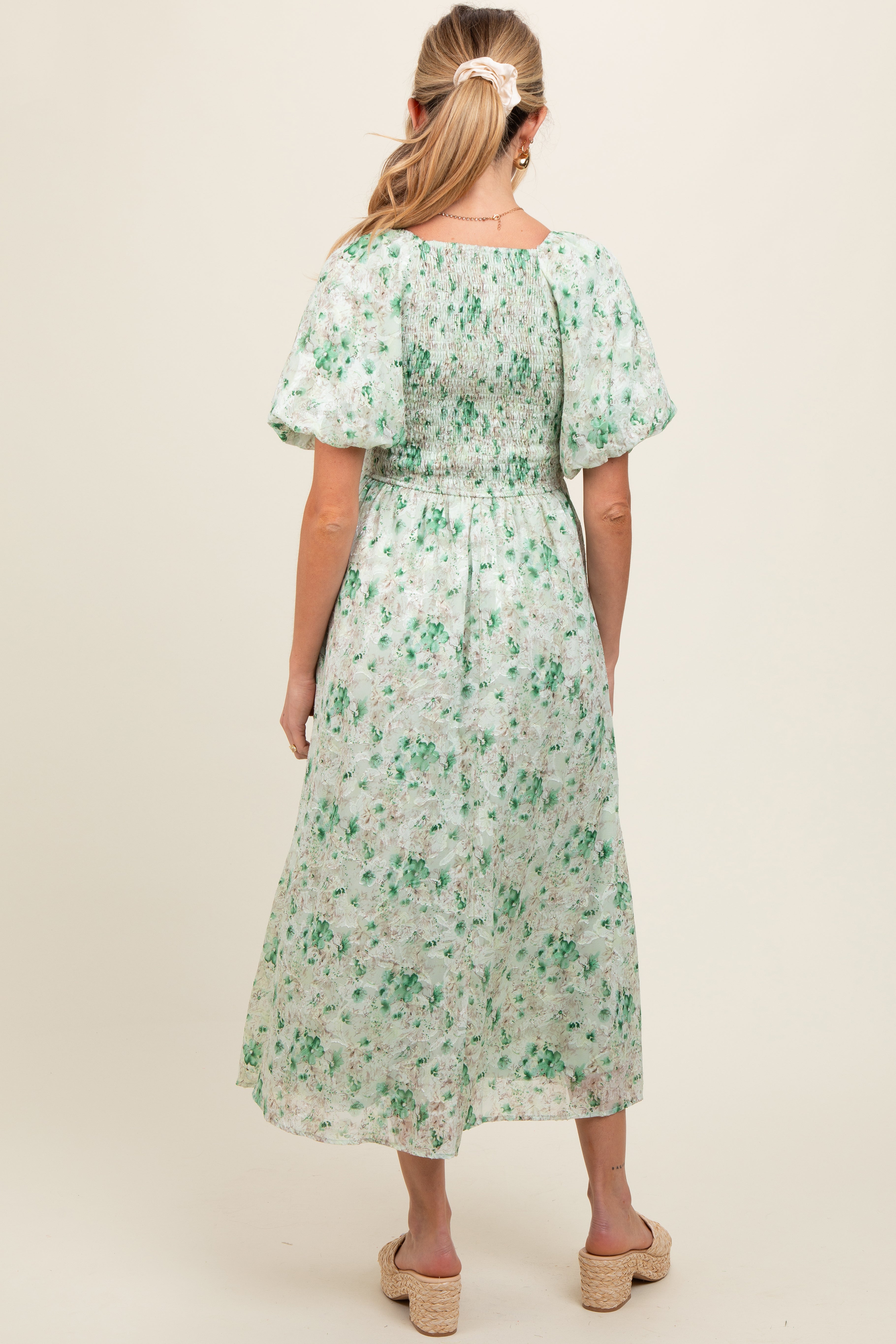 Umstands-Midikleid mit floralem Smok, Herzausschnitt und kurzen Puffärmeln