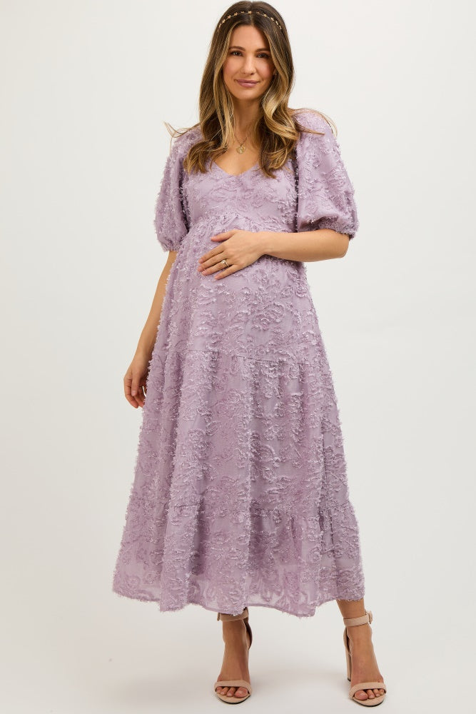 Lavendelfarbenes strukturiertes Umstands-Midikleid mit Fransen und kurzen Puffärmeln