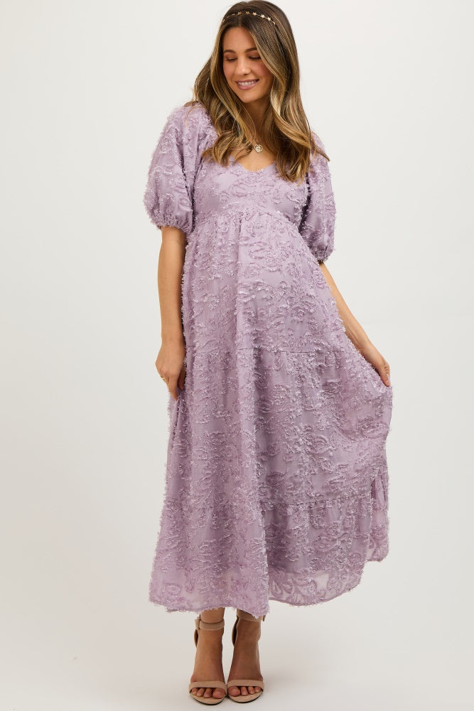 Lavendelfarbenes strukturiertes Umstands-Midikleid mit Fransen und kurzen Puffärmeln