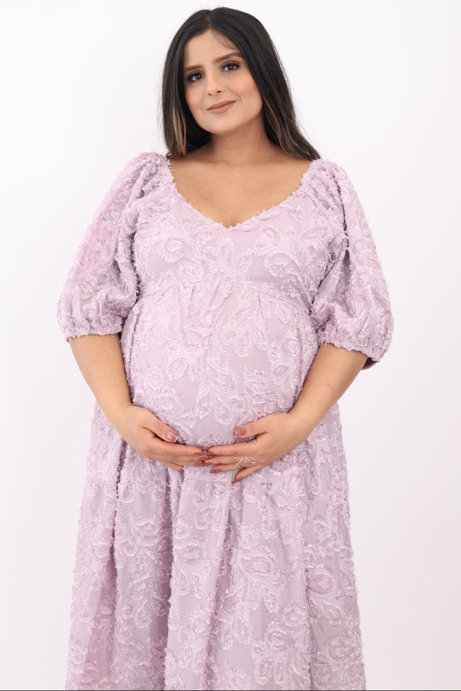 Lavendelfarbenes strukturiertes Umstands-Midikleid mit Fransen und kurzen Puffärmeln