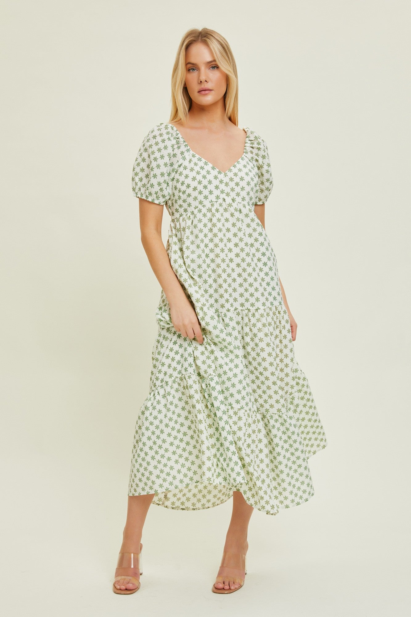 Grünes geblümtes Umstands-Maxikleid mit Stufenrock