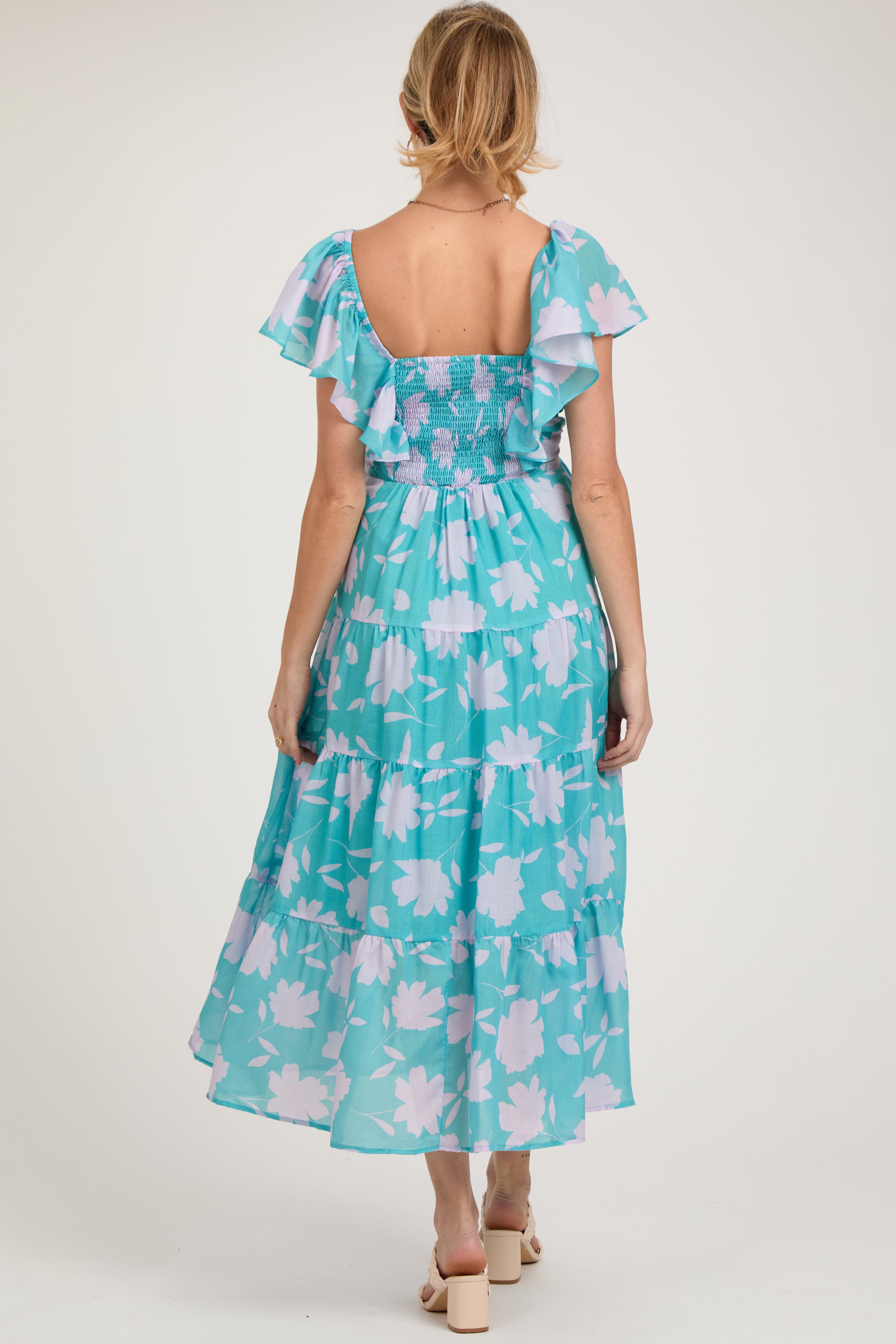 Umstandsmaxikleid mit Blumenmuster, Flügelärmeln und gestuftem Rock