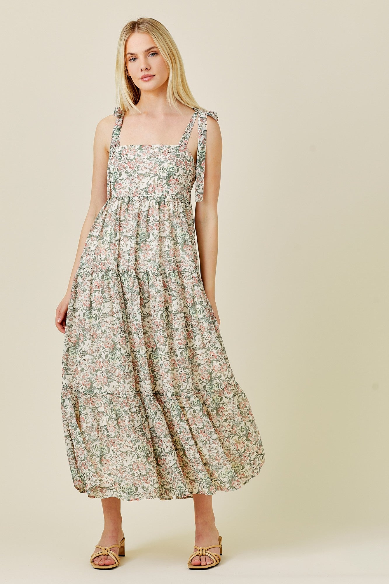 Florales Umstands-Maxikleid mit Schulterbändern und Stufen in Creme