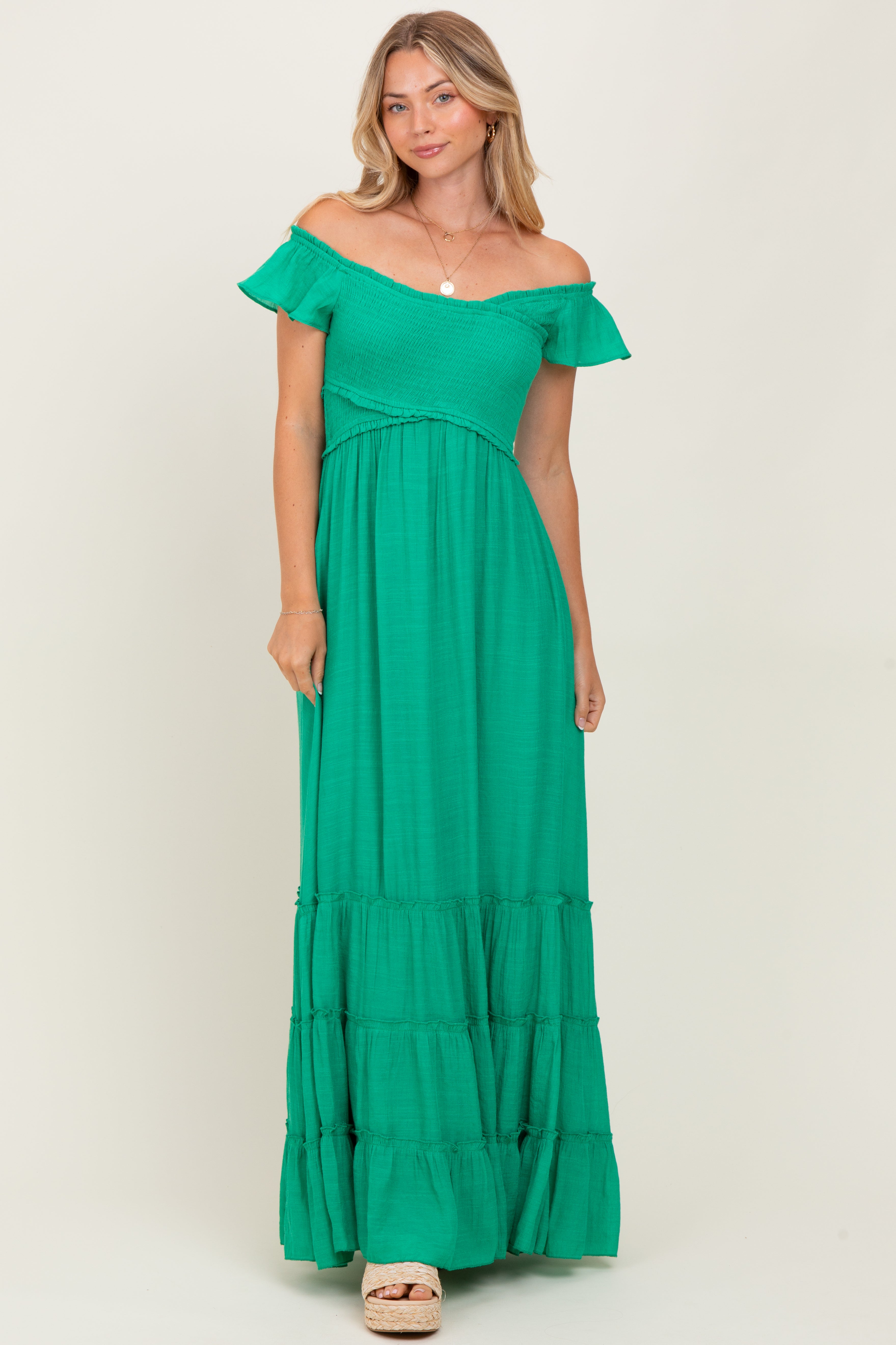 Grünes schulterfreies Umstands-Maxikleid mit Smok-Detail und Wickeloptik