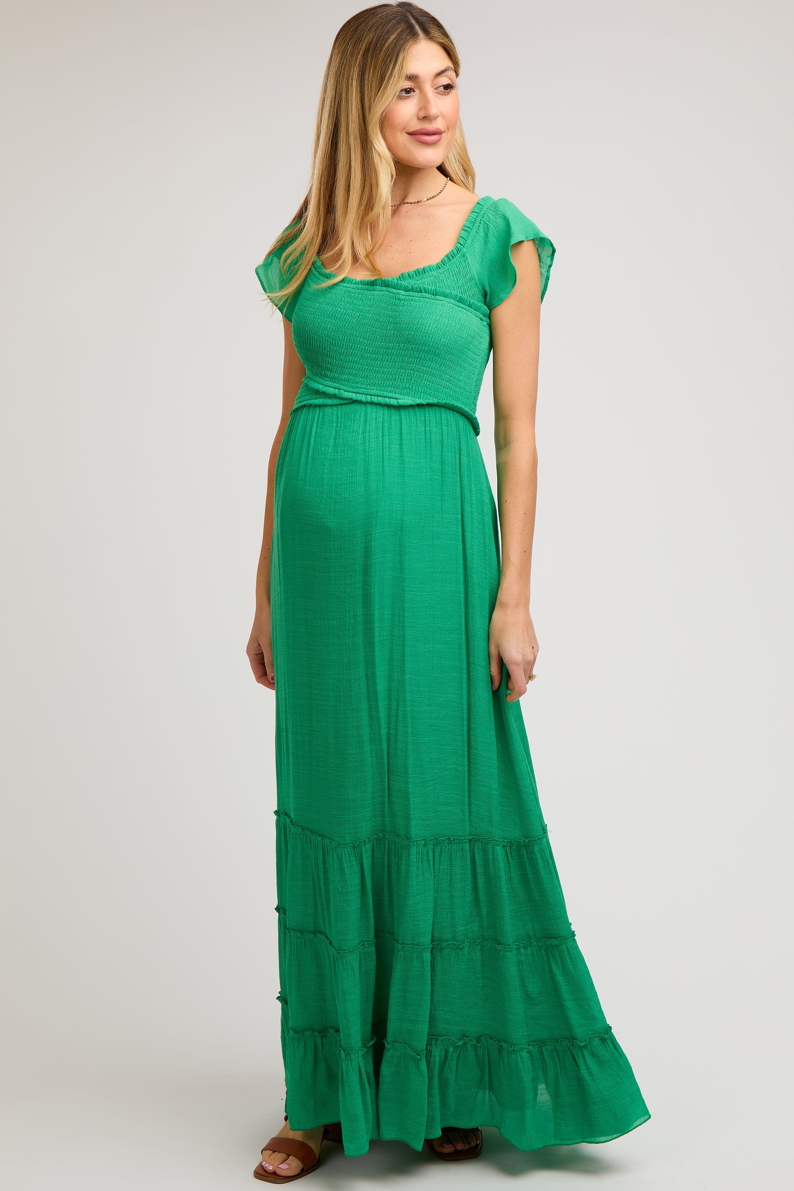Grünes schulterfreies Umstands-Maxikleid mit Smok-Detail und Wickeloptik
