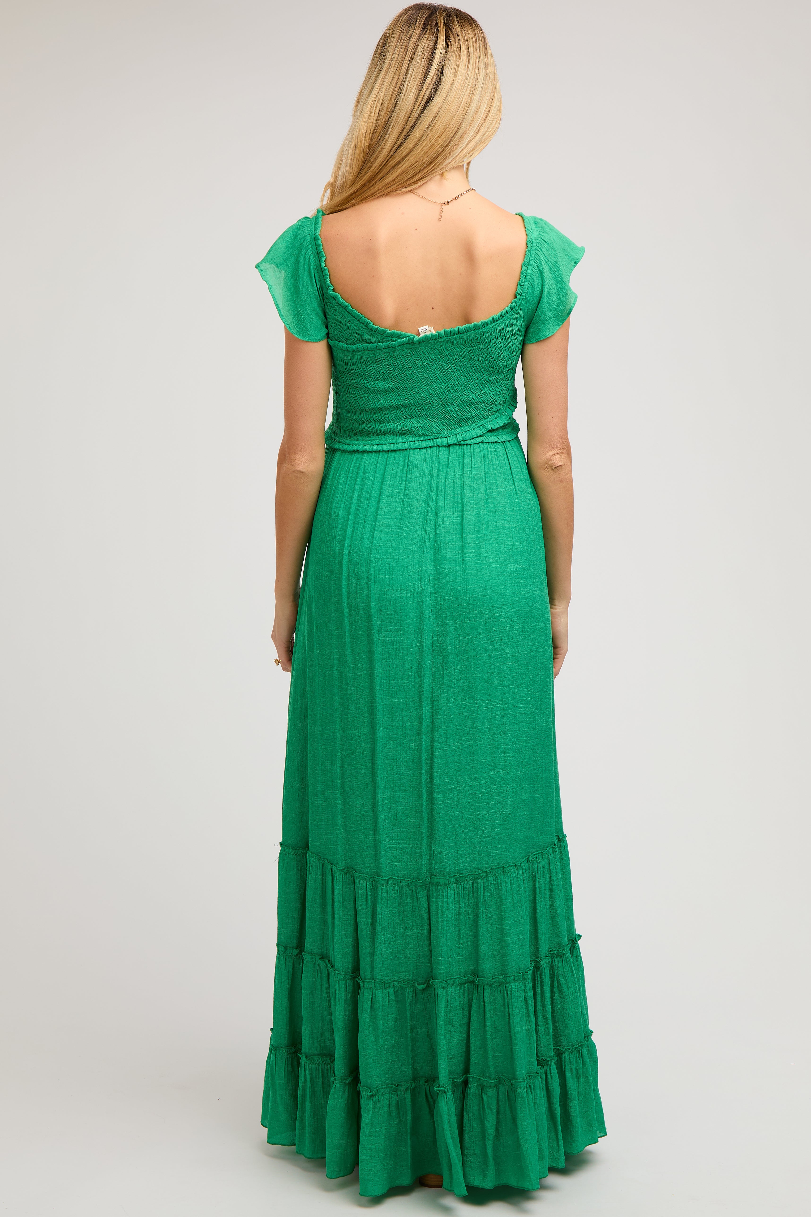 Grünes schulterfreies Umstands-Maxikleid mit Smok-Detail und Wickeloptik