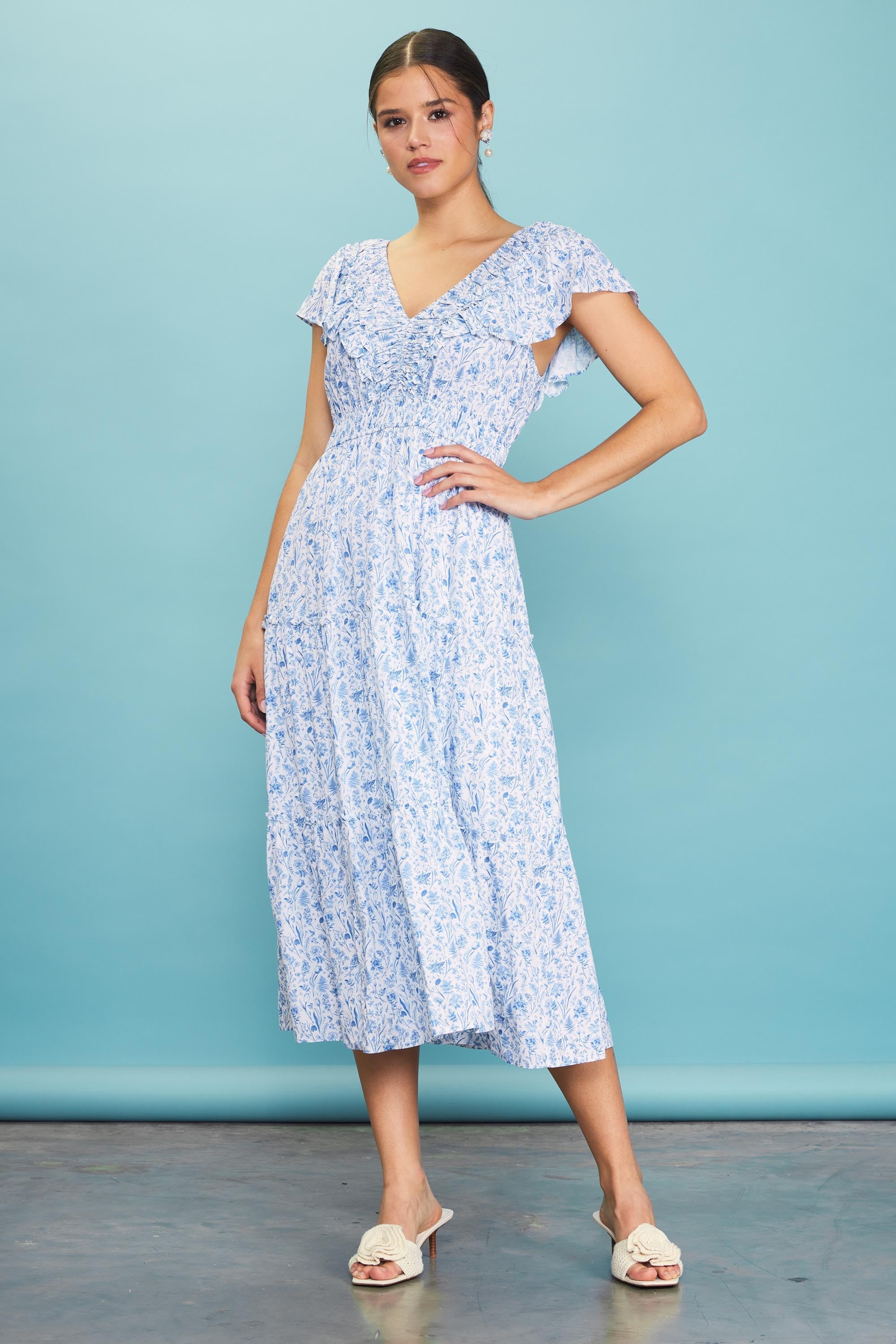 Blaues geblümtes Umstands-Midikleid mit Raffung, Rüschenschultern und Stufenrock