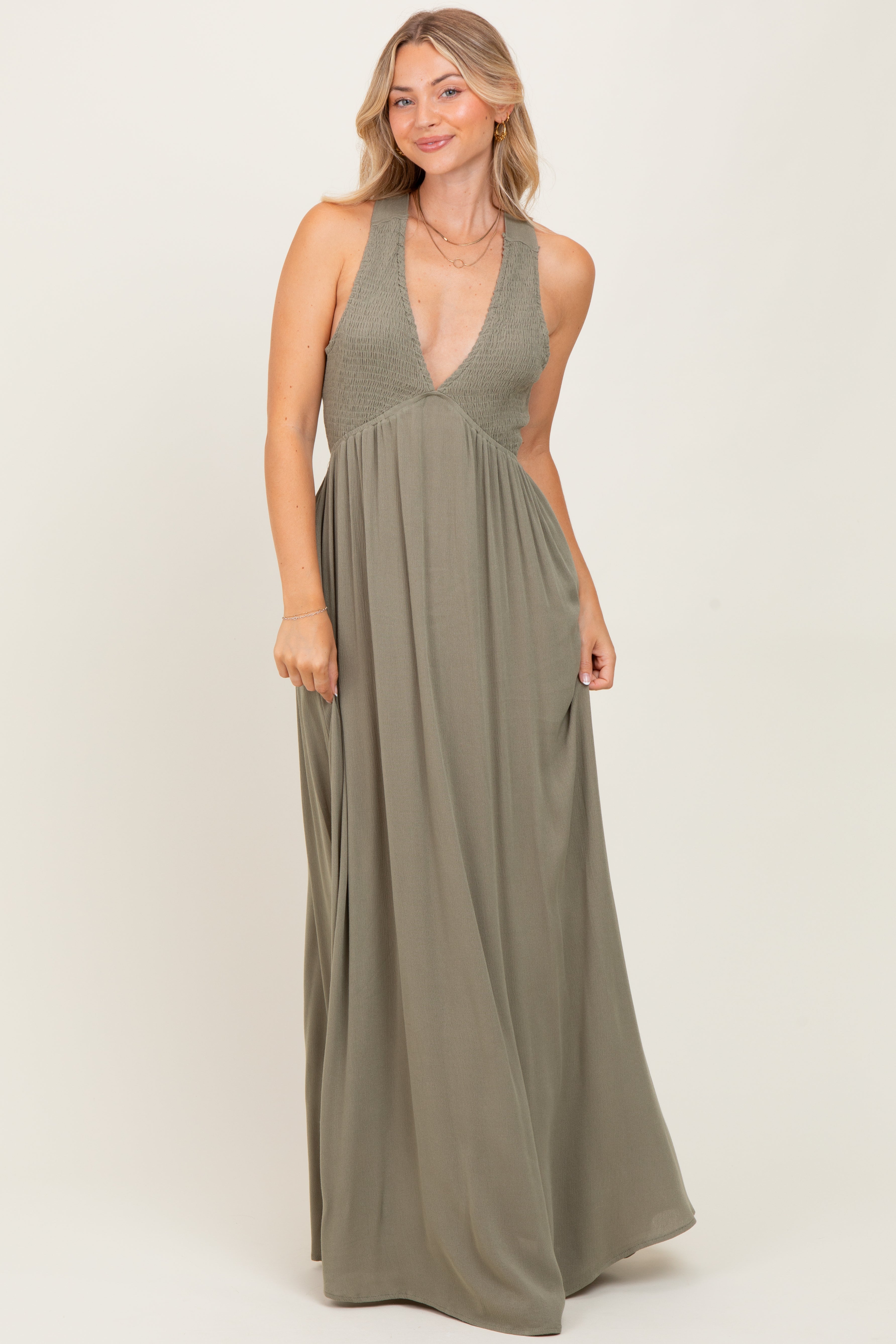 Olivfarbenes Umstands-Maxikleid mit tiefem V-Ausschnitt und Cross-Back-Detail