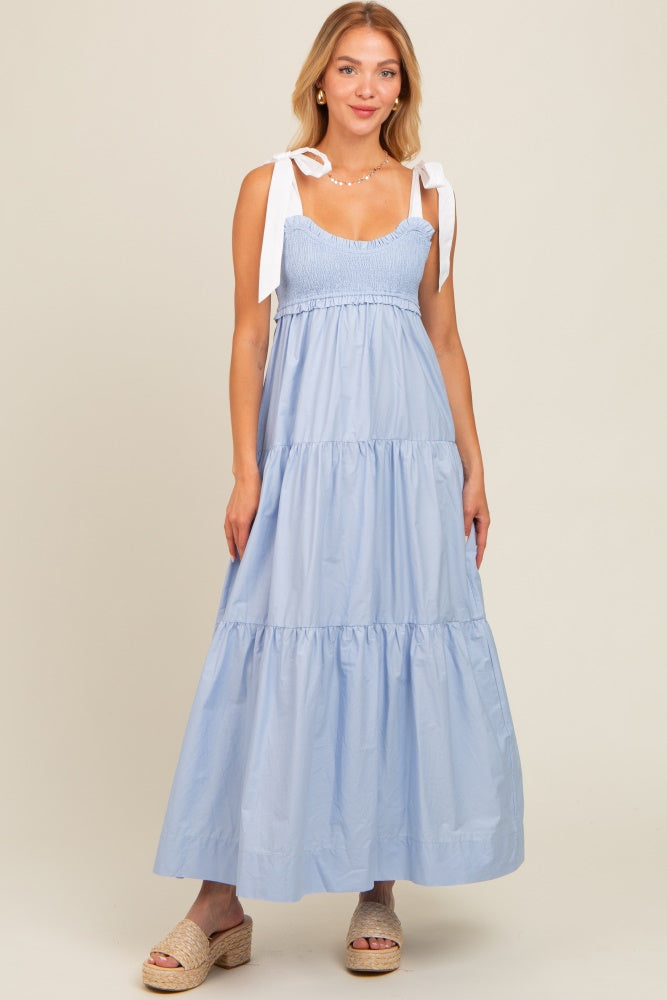Umstands-Maxikleid mit kontrastierenden Schulterträgern