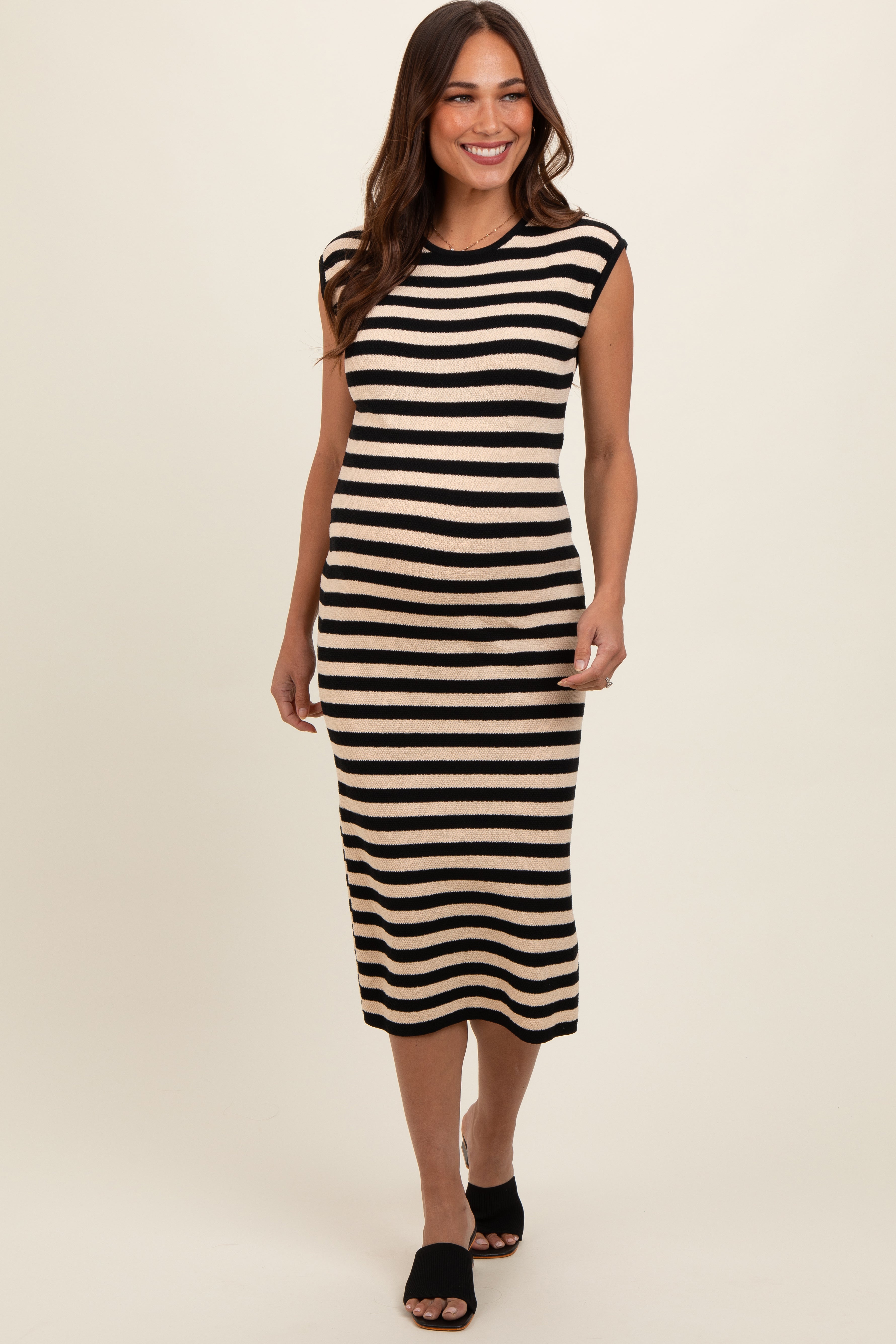 Schwarzes gestreiftes ärmelloses Umstands-Midikleid