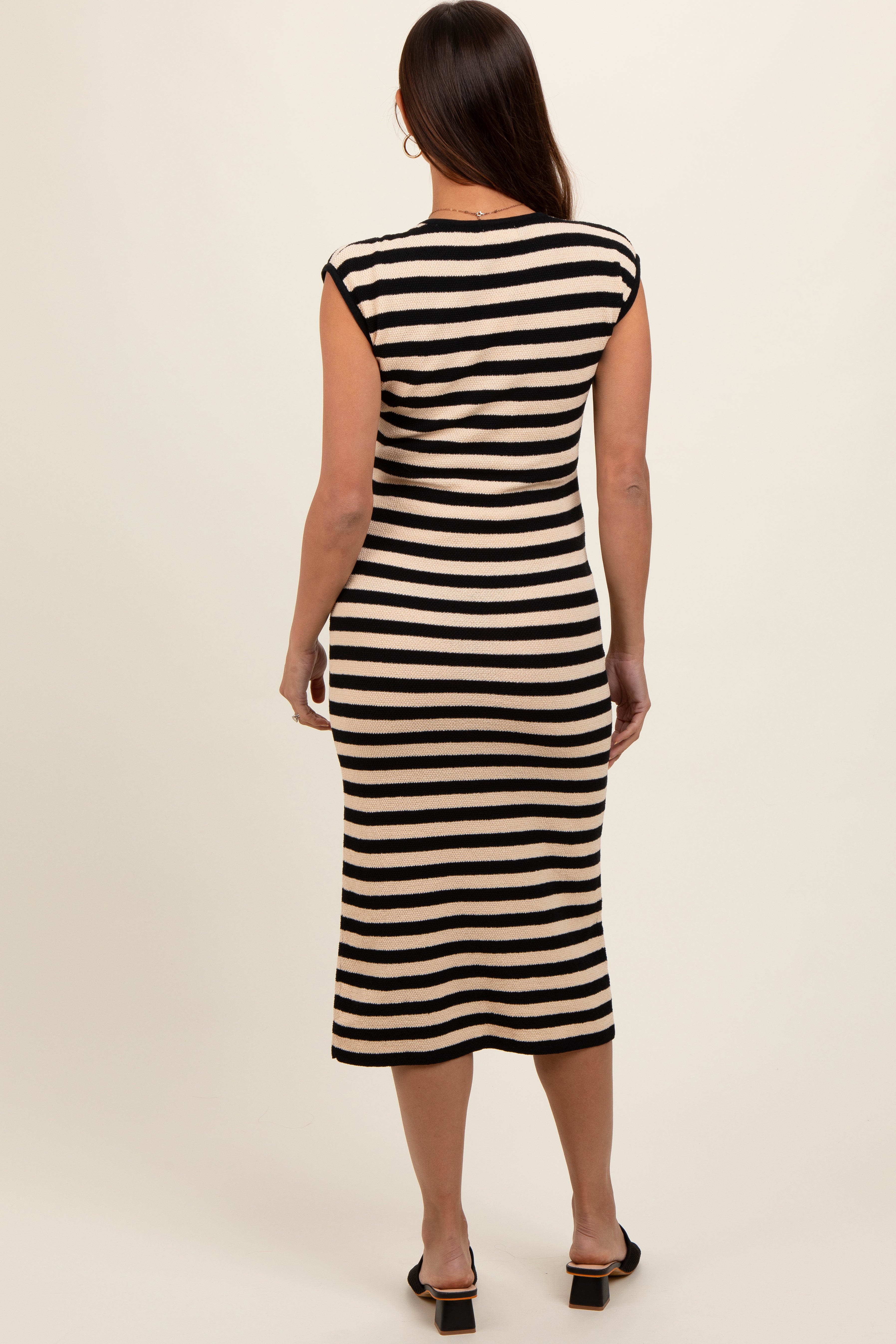 Schwarzes gestreiftes ärmelloses Umstands-Midikleid