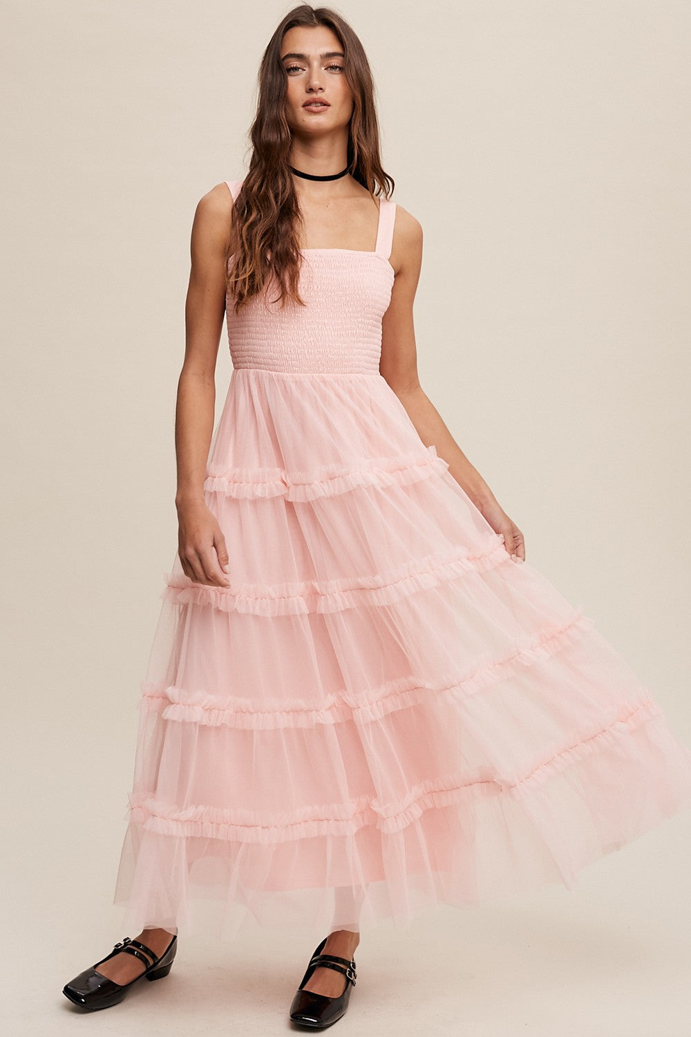 Zartrosa Umstands-Midikleid aus Tüll mit Smok-Detail, Rüschen und Stufenrock