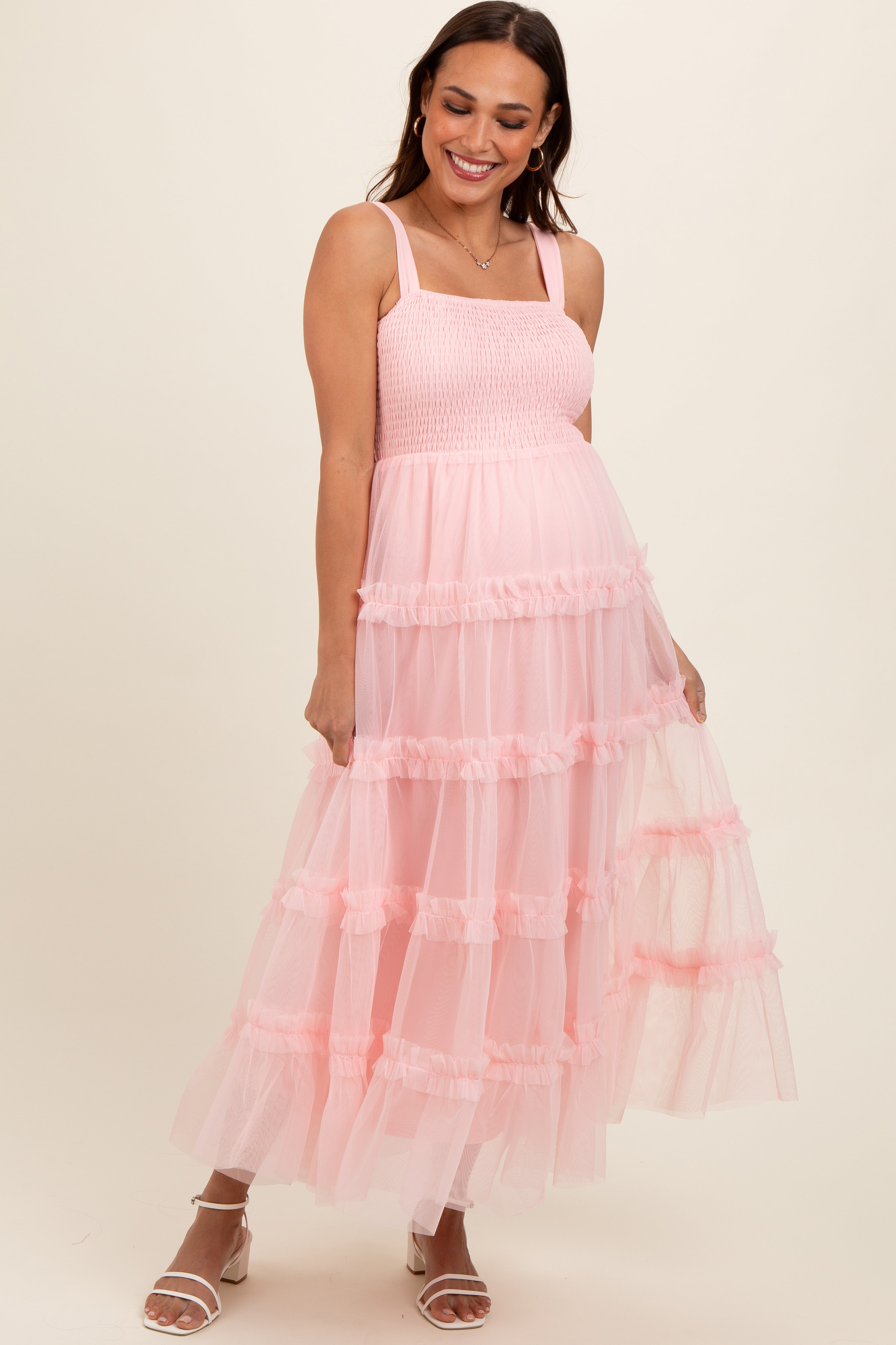 Zartrosa Umstands-Midikleid aus Tüll mit Smok-Detail, Rüschen und Stufenrock