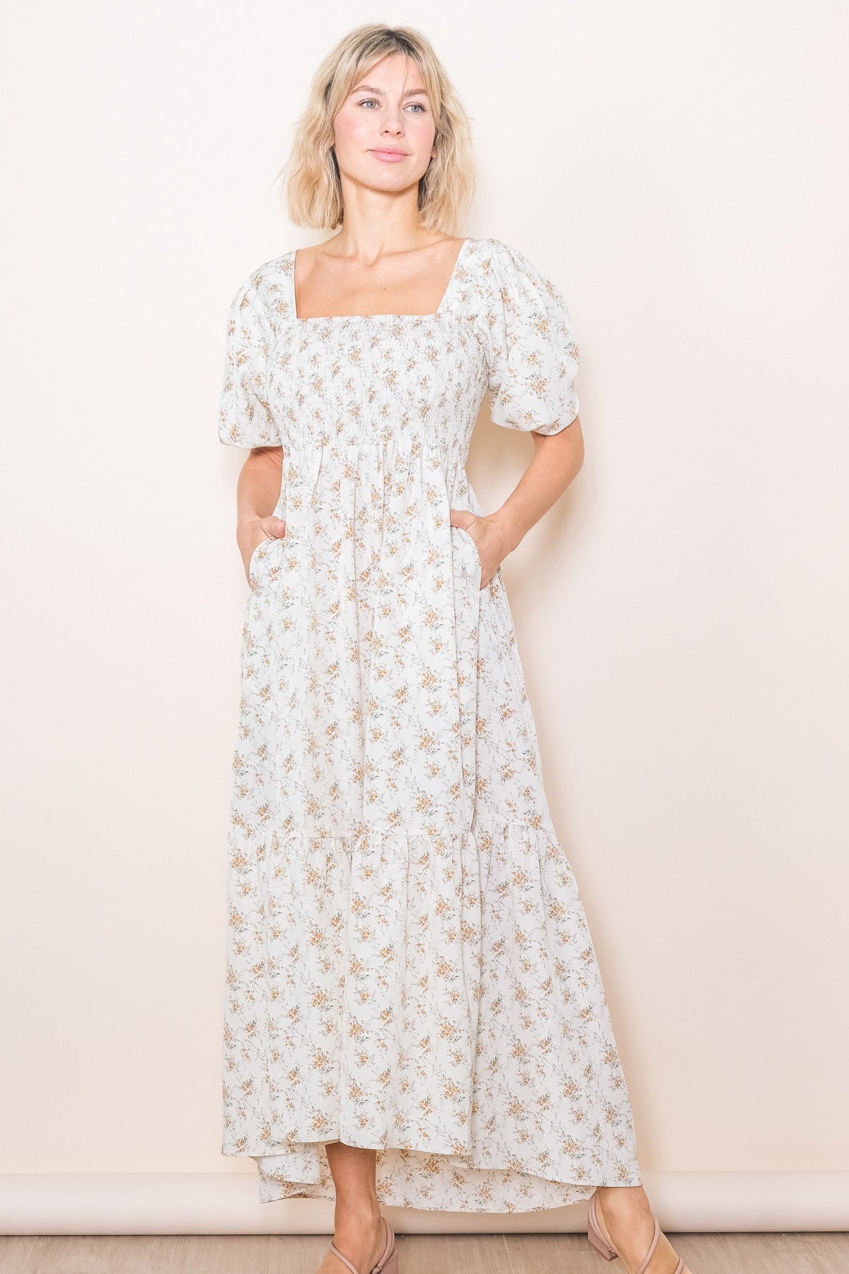Umstands-Midikleid in Creme mit floralem Smok, eckigem Ausschnitt und kurzen Puffärmeln