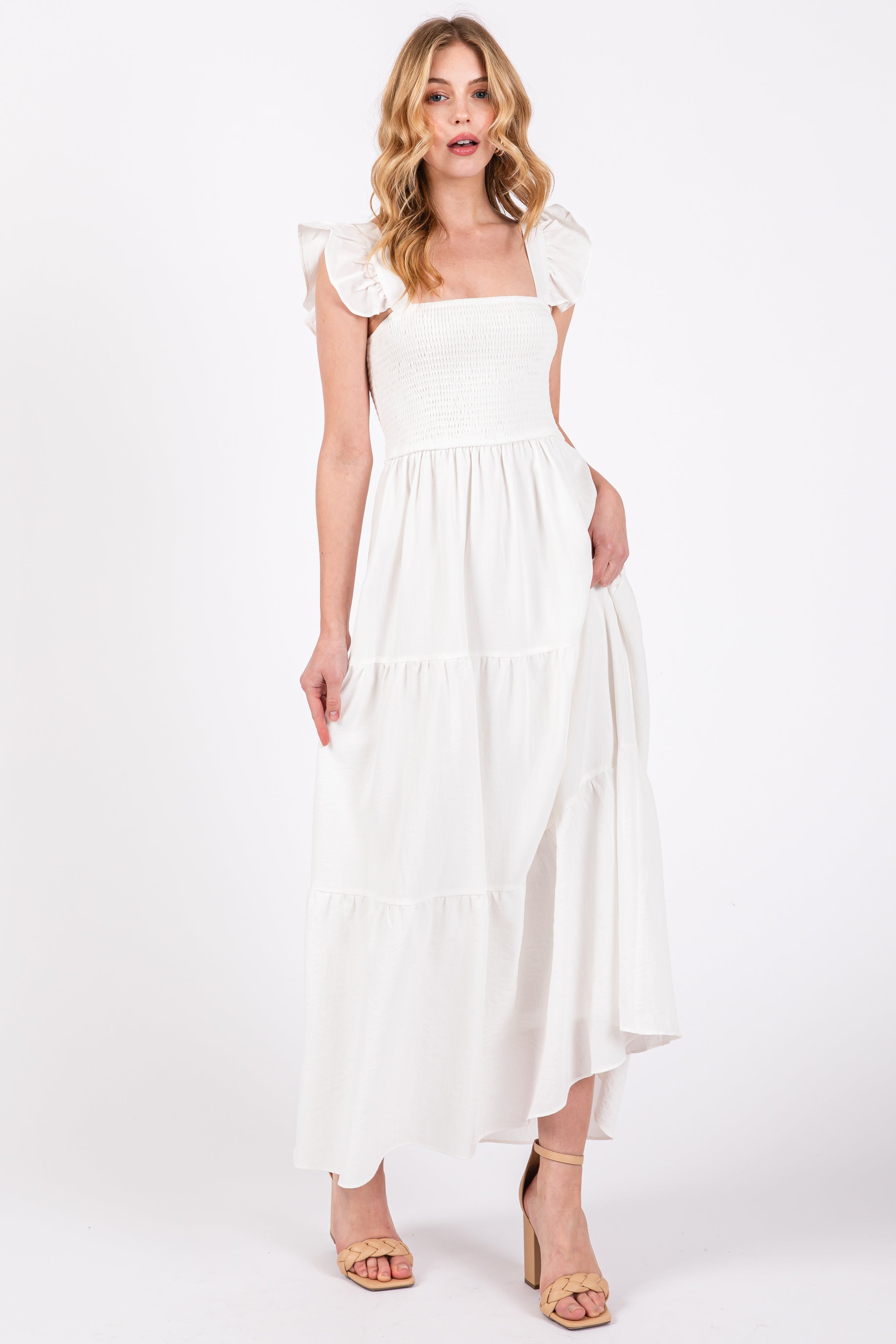 Ärmelloses Umstandsmaxikleid mit Smok-Detail und gestuftem Rock