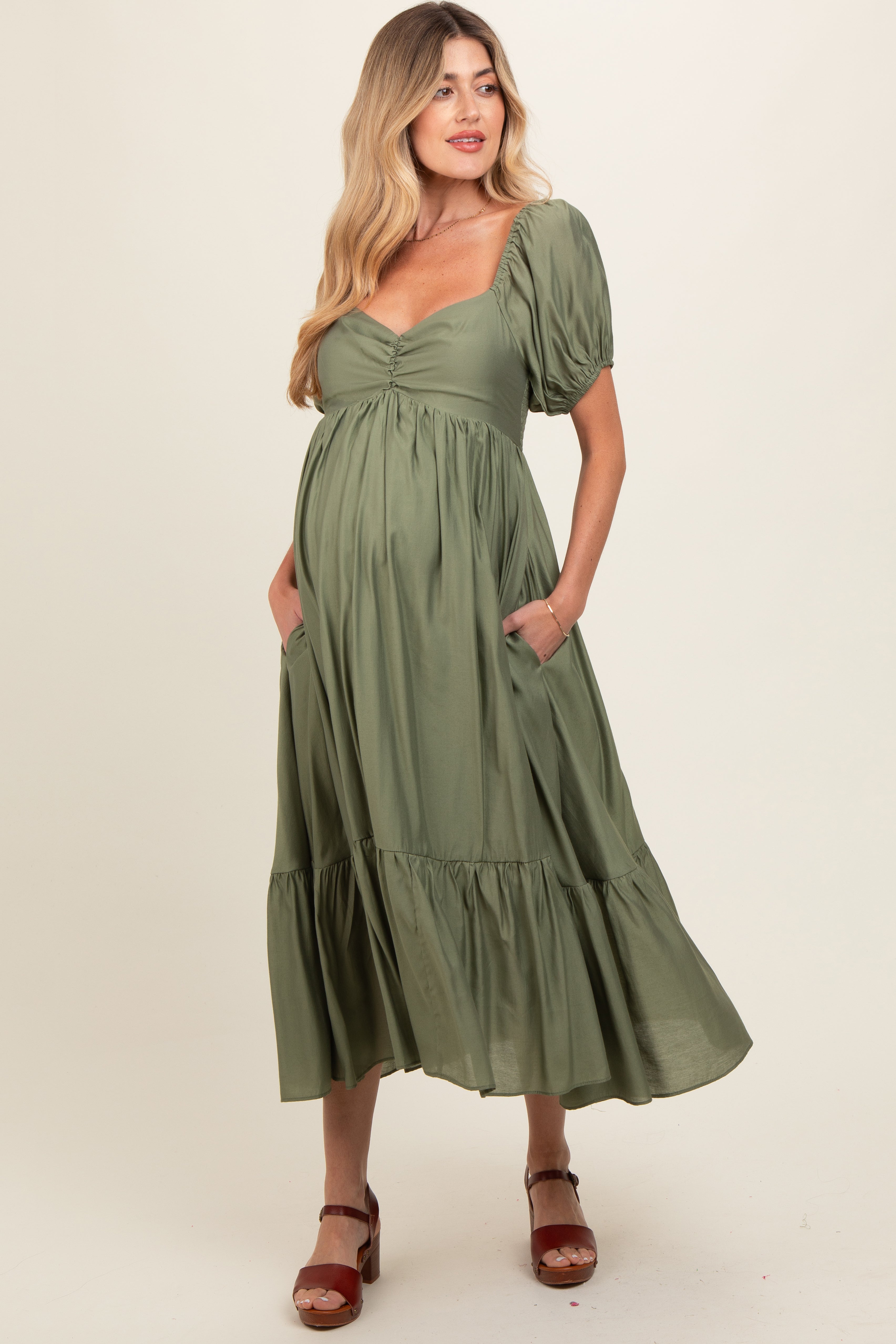 Umstands-Midikleid in Oliv mit Raffung, Herzausschnitt und gestuftem Rock